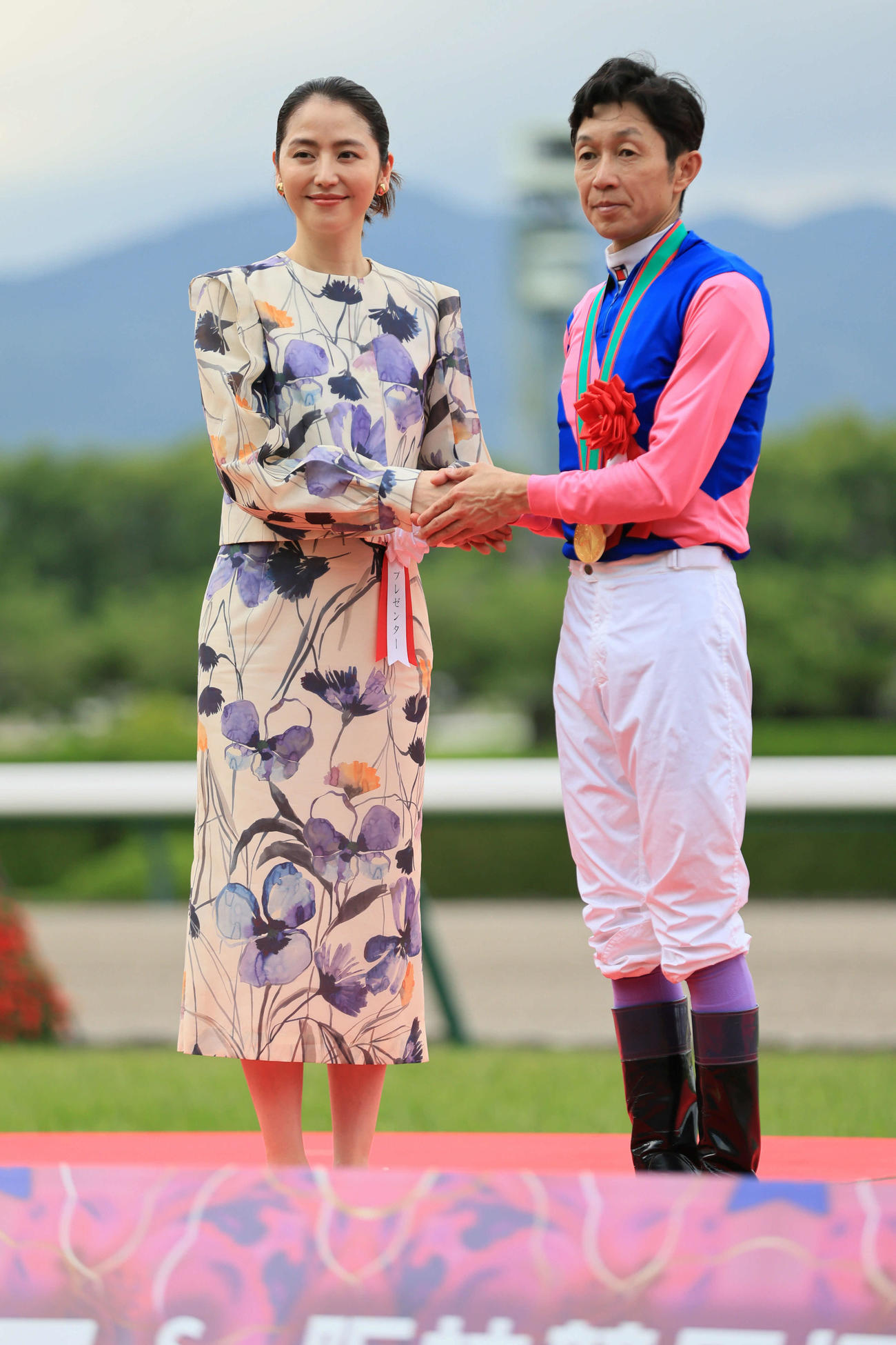 阪神11R、宝塚記念を制し、長澤まさみ（左）と握手を交わす武豊騎手ら（撮影・宮崎幸一）
