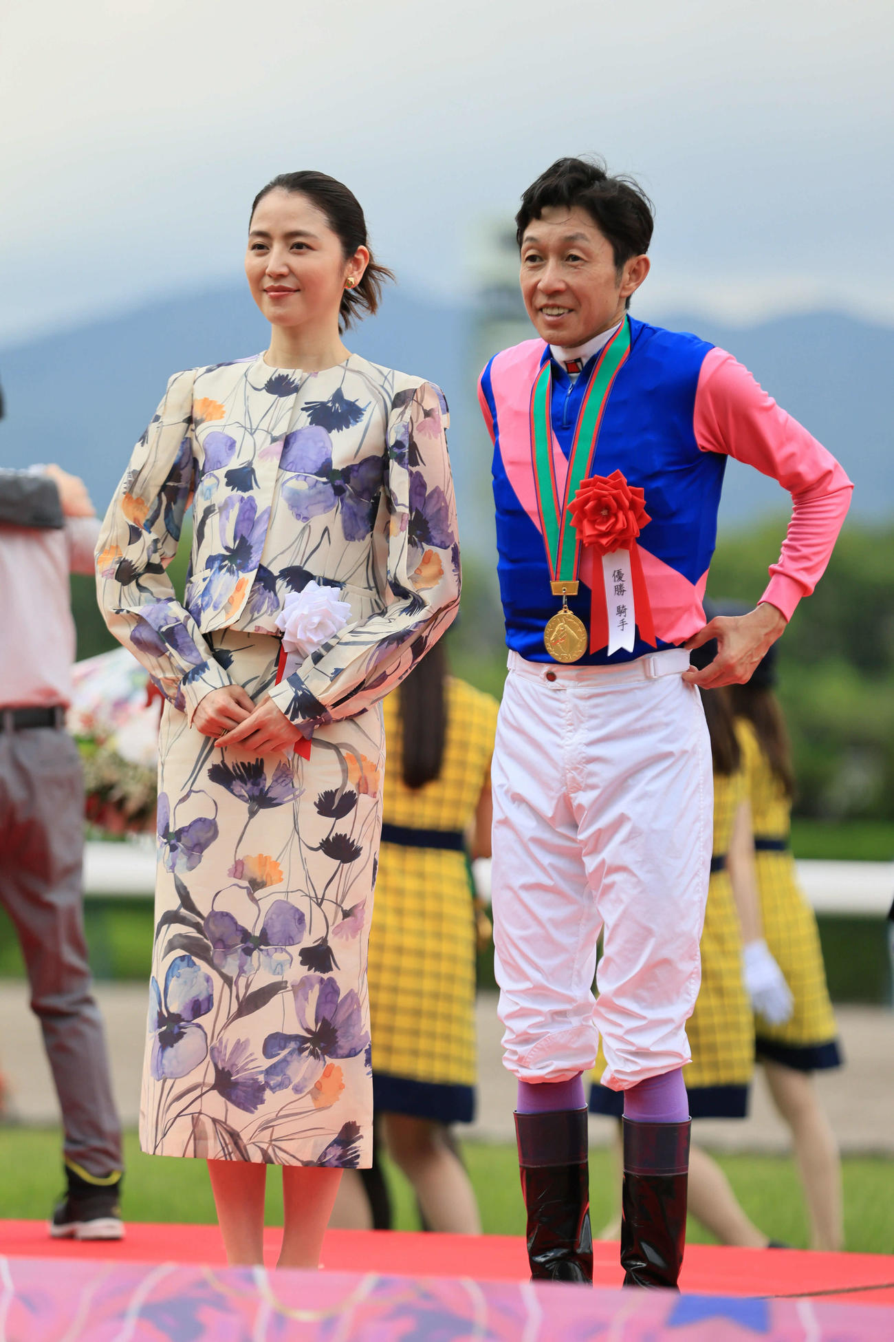 阪神11R、宝塚記念を制し、長澤まさみ（左）と記念撮影する武豊騎手（撮影・宮崎幸一）