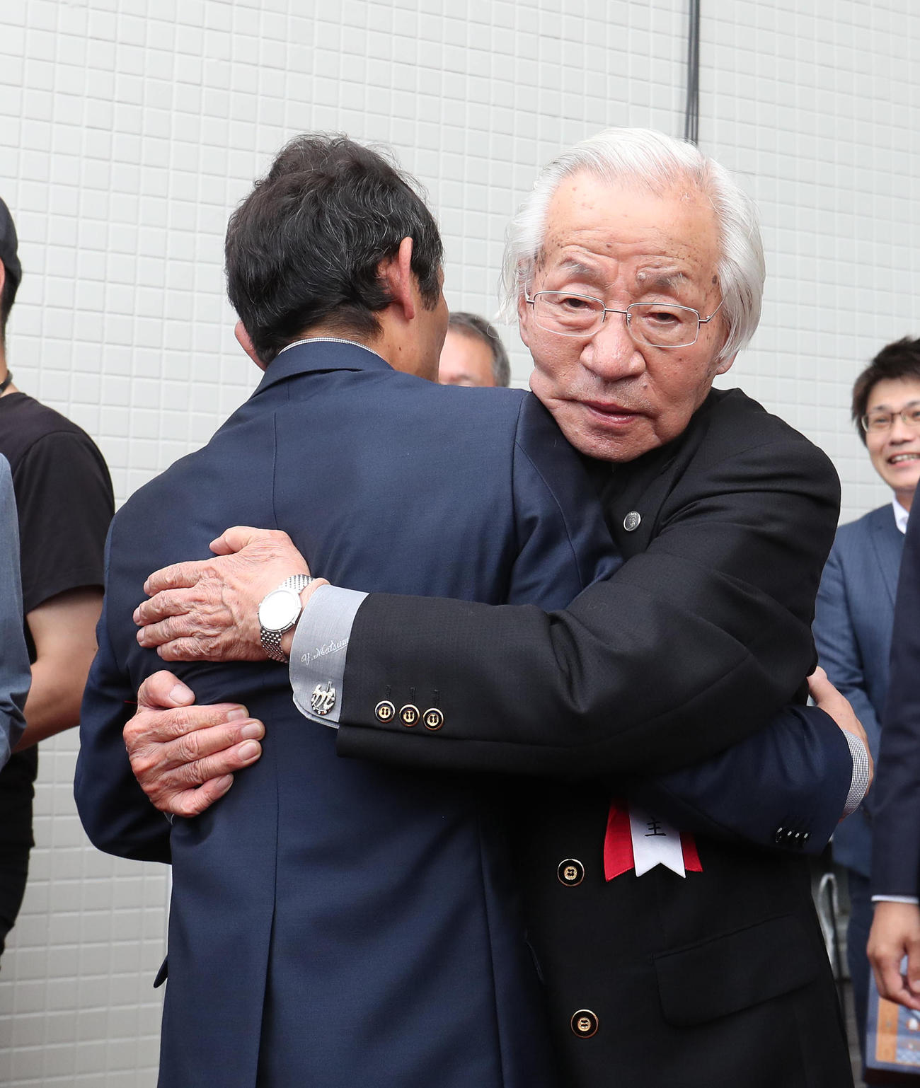 メイショウタバルで宝塚記念を制して抱き合う石橋師（左）と松本好雄オーナー（撮影・白石智彦）
