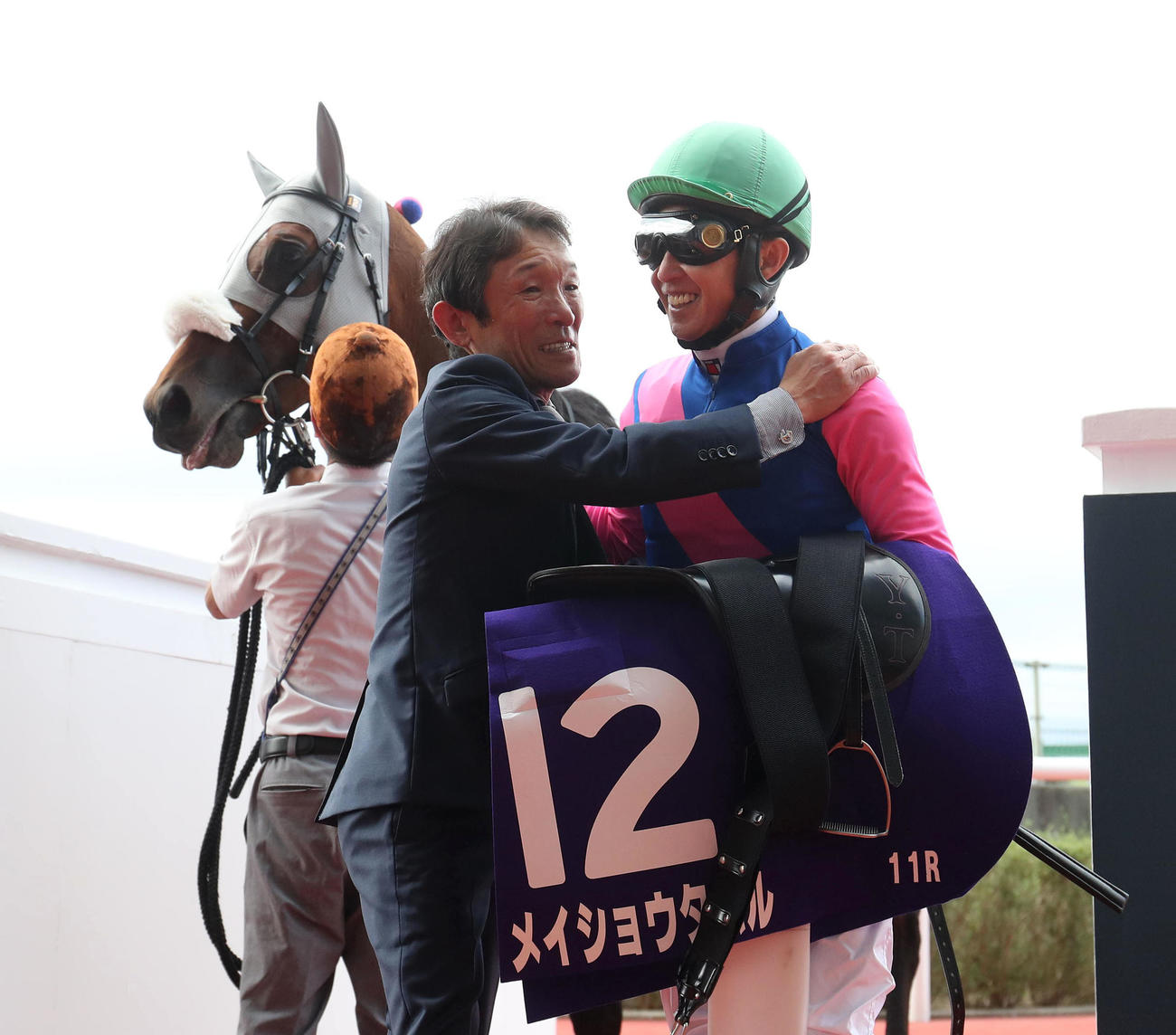 阪神11R、メイショウタバルで宝塚記念を制して抱き合う石橋師（左）と武豊騎手（撮影・白石智彦）