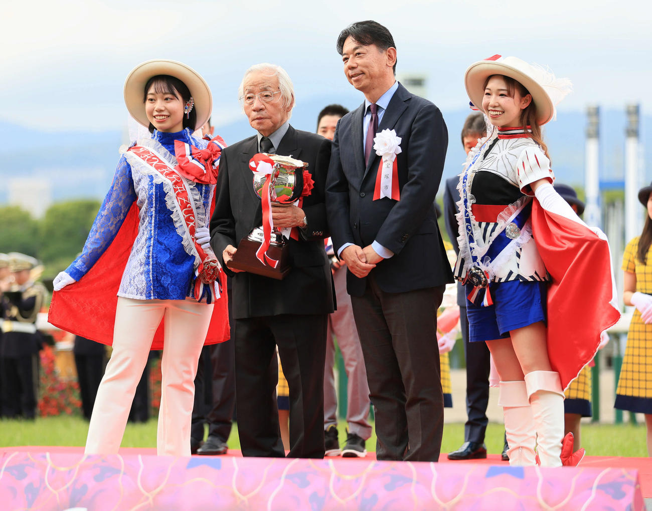 宝塚記念をメイショウタバルで制した松本好雄オーナー（左から2人目）（2025年6月15日撮影）