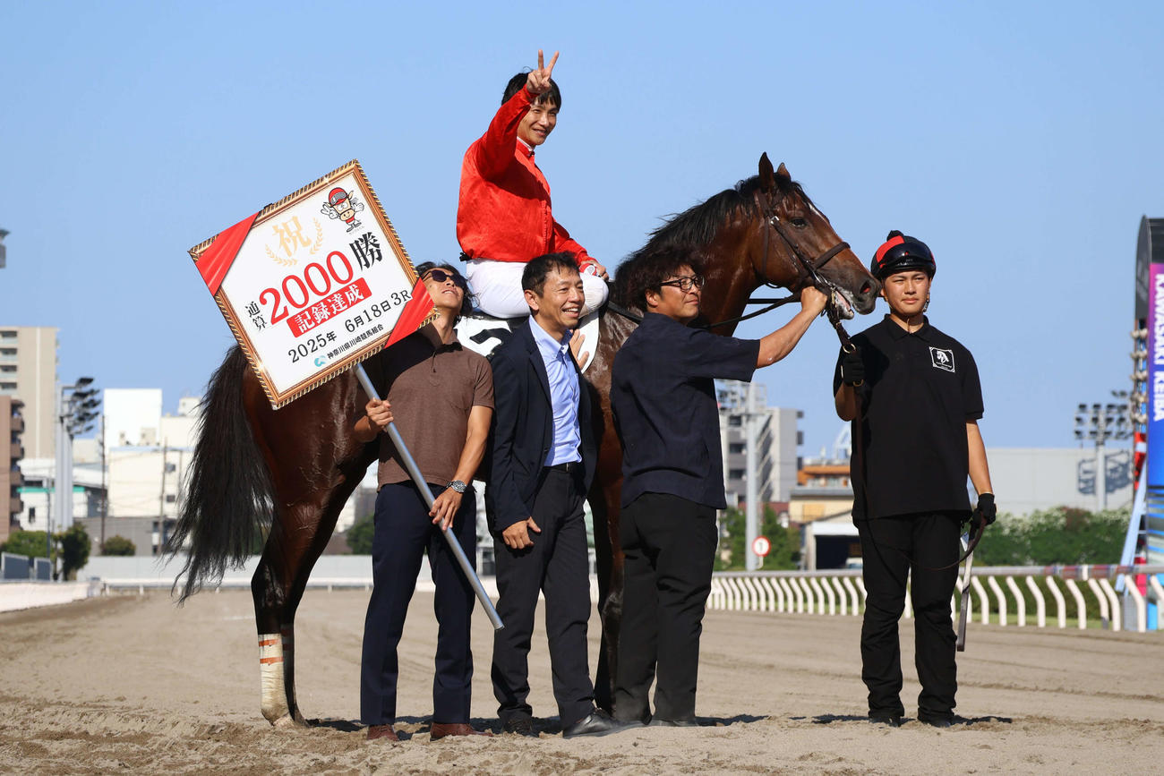 18日の川崎3Rで地方競馬通算2000勝を達成しアイビーブリッツに騎乗して記念撮影に納まる川崎の山崎士騎手