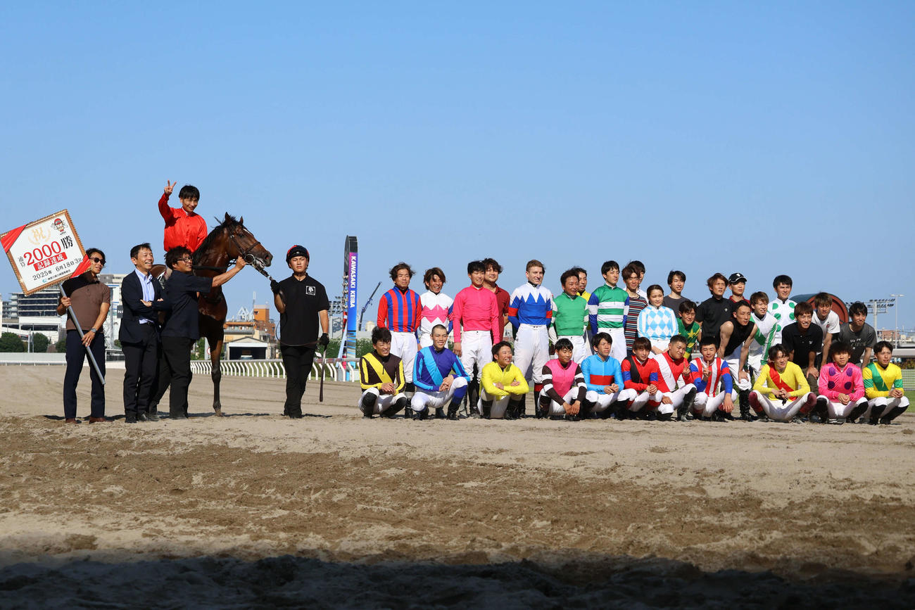 18日の川崎3Rで地方競馬通算2000勝を達成しアイビーブリッツに騎乗して記念撮影に納まる川崎の山崎騎手