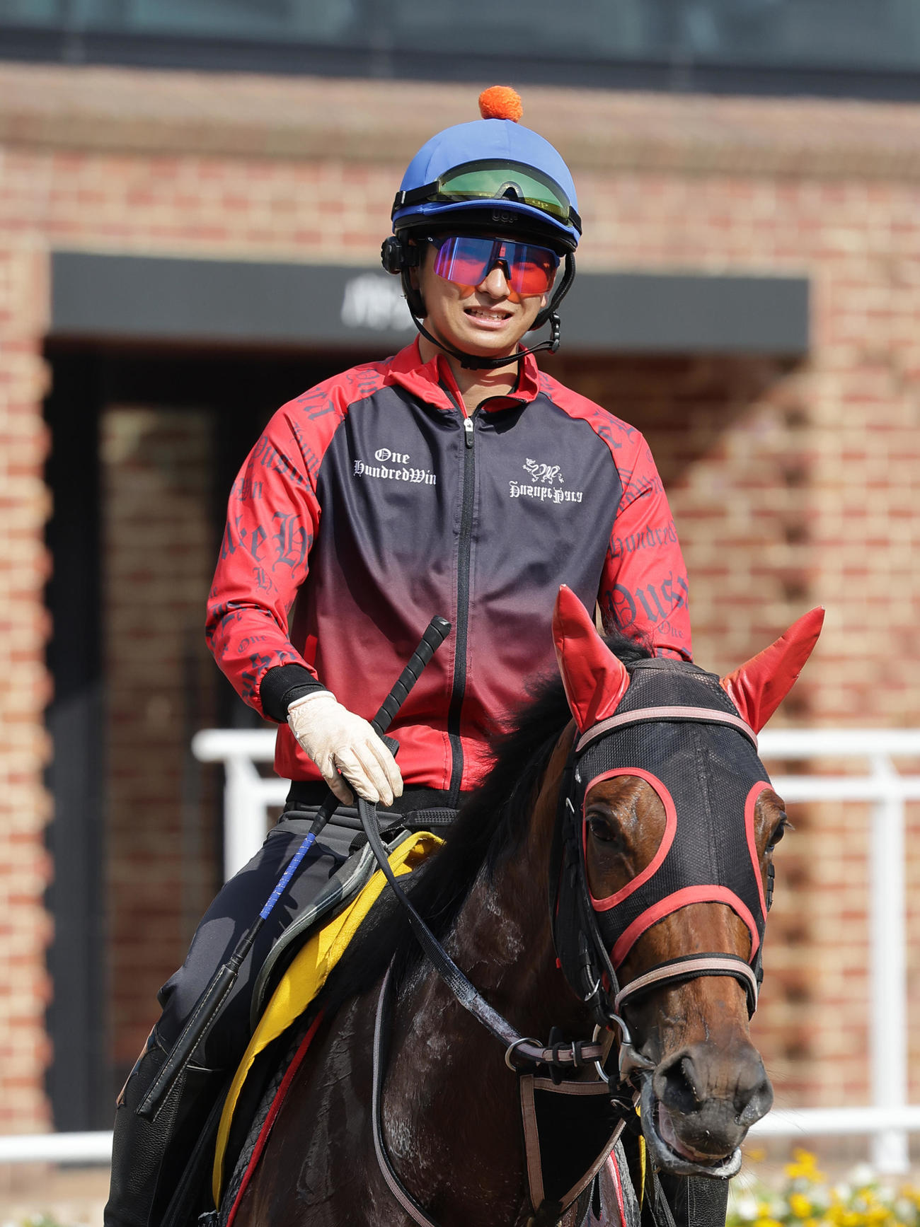函館競馬場で調教騎乗に励む原騎手