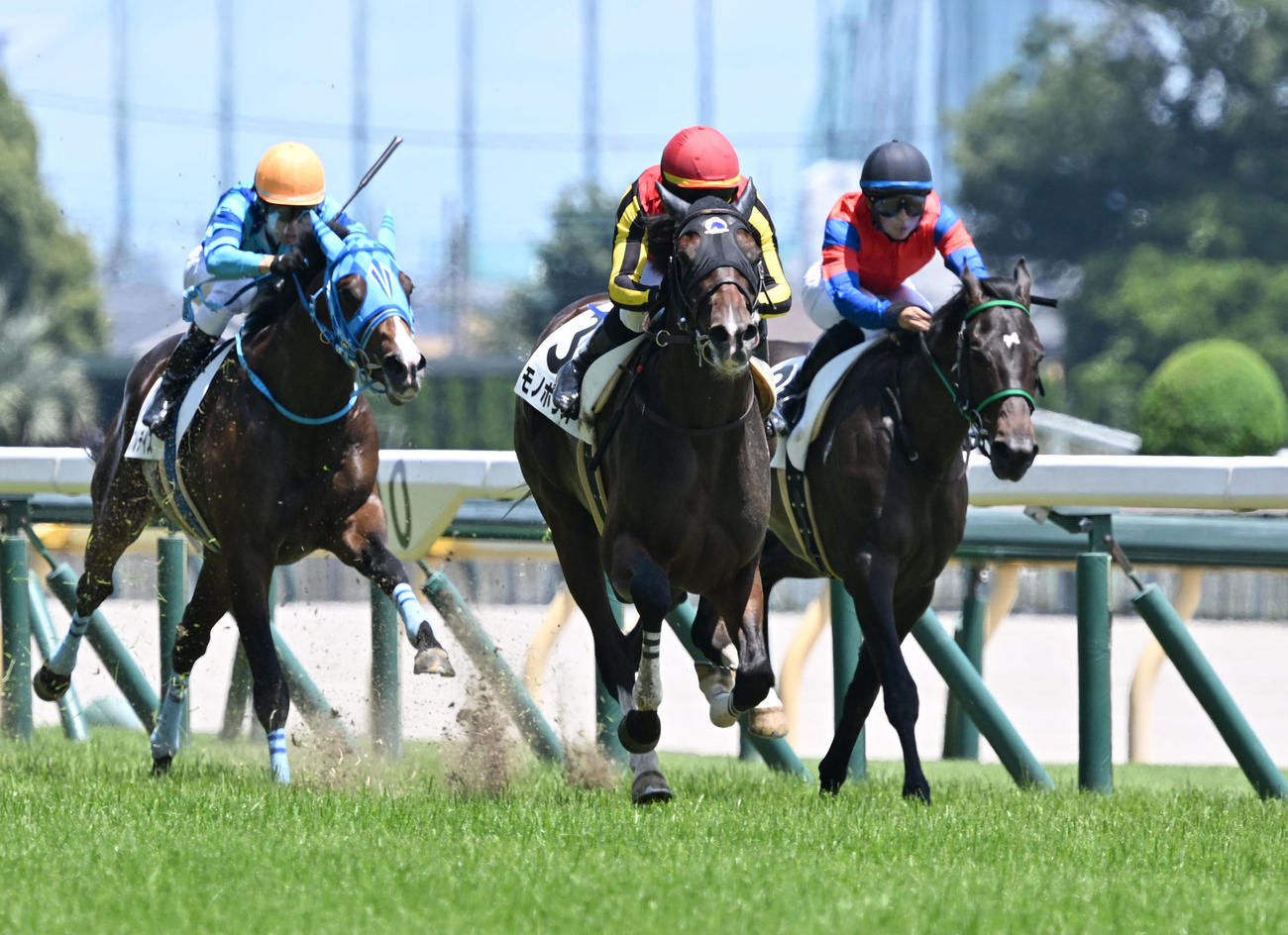 東京5R新馬戦を制したモノポリオとルメール騎手（中央）（撮影・千葉一成）