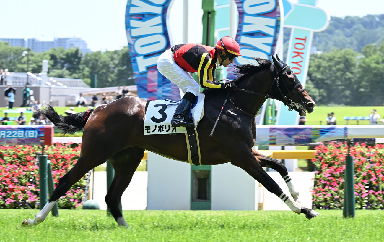 東京5R新馬戦を制したモノポリオとルメール騎手（撮影・千葉一成）