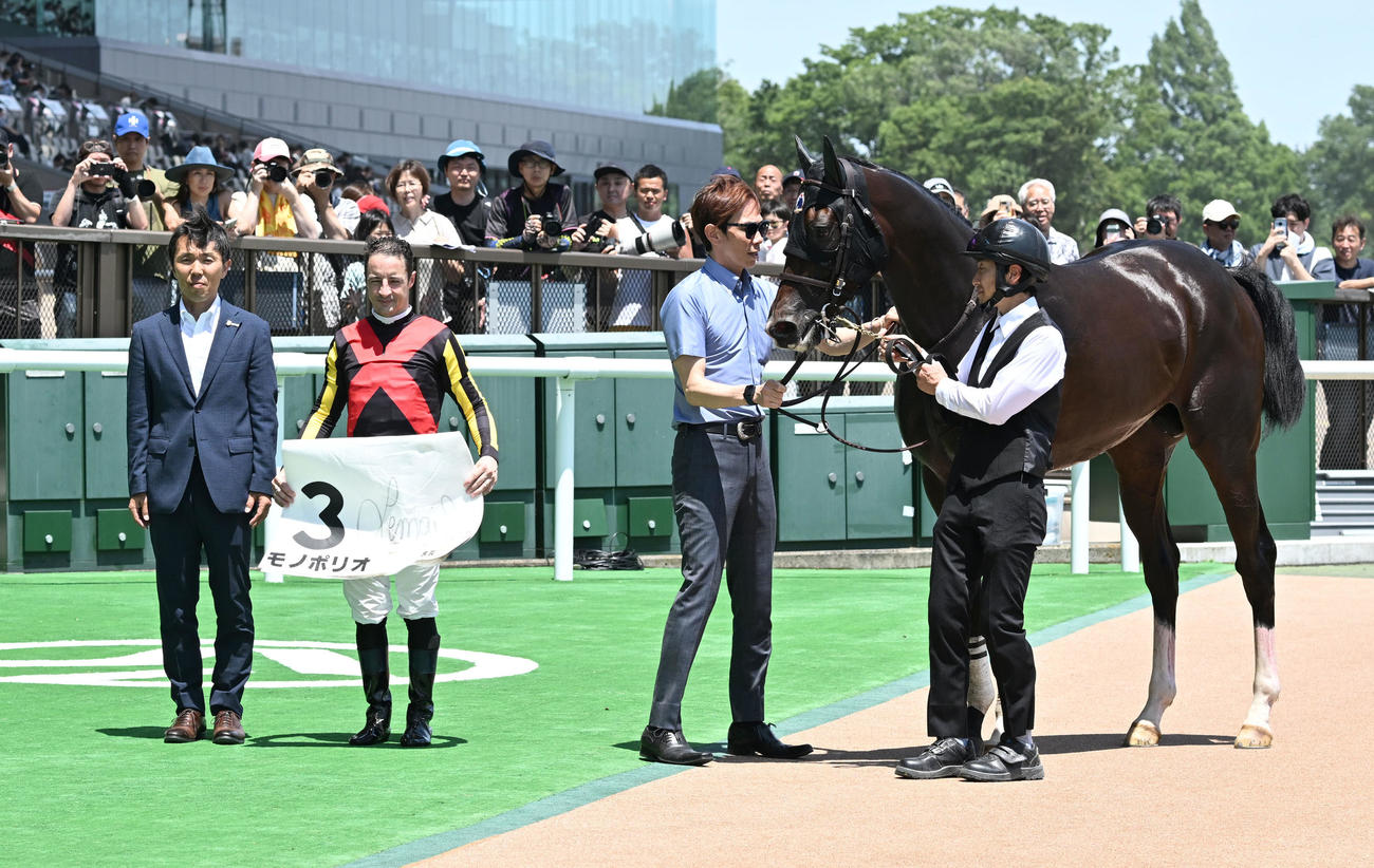 東京5R新馬戦を制したモノポリオとルメール騎手、森一師（左端）（撮影・千葉一成）