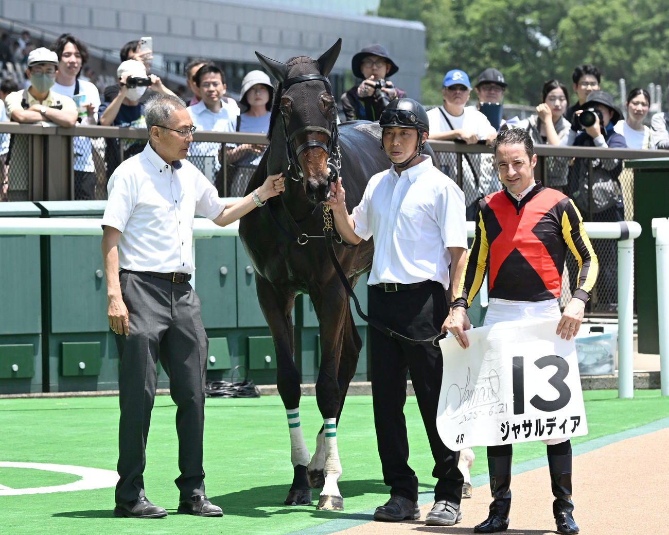 東京4R、3歳未勝利戦を制したジャサルディアとルメール騎手と萩原師（左）（撮影・千葉一成）