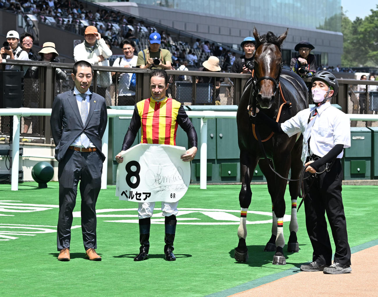東京6R、2歳新馬戦を制したペルセアとルメール騎手と武井師（左）（撮影・千葉一成）