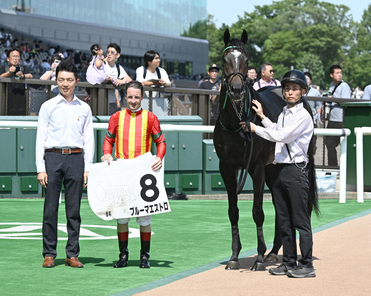 東京8R、3歳上1勝クラスを制したブルーマエストロとルメール騎手と黒岩師（左）（撮影・千葉一成）