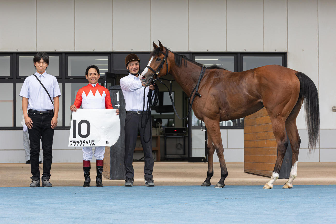 函館5R、デビュー戦を制したブラックチャリスと浜中騎手（撮影・村野早祐）