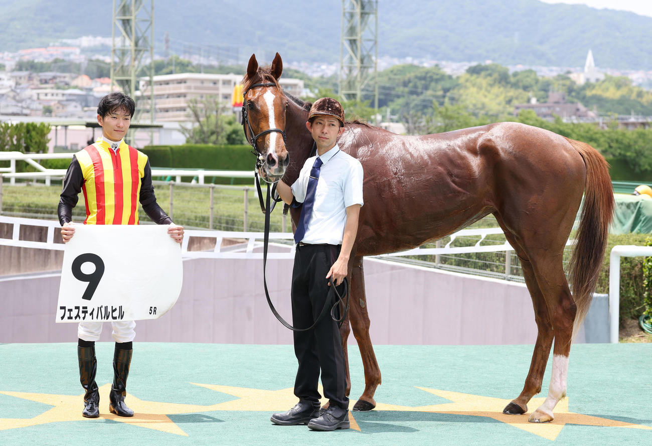 阪神5R、新馬戦を制したフェスティバルヒルと口取りに並ぶ坂井騎手（左）（撮影・白石智彦）