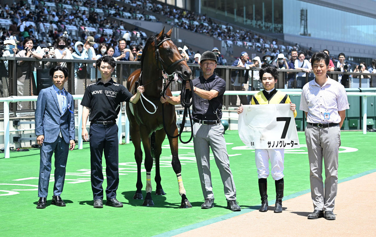 東京5R、2歳新馬戦を制したサノノグレーターの口取りをする横山琉騎手（撮影・千葉一成）