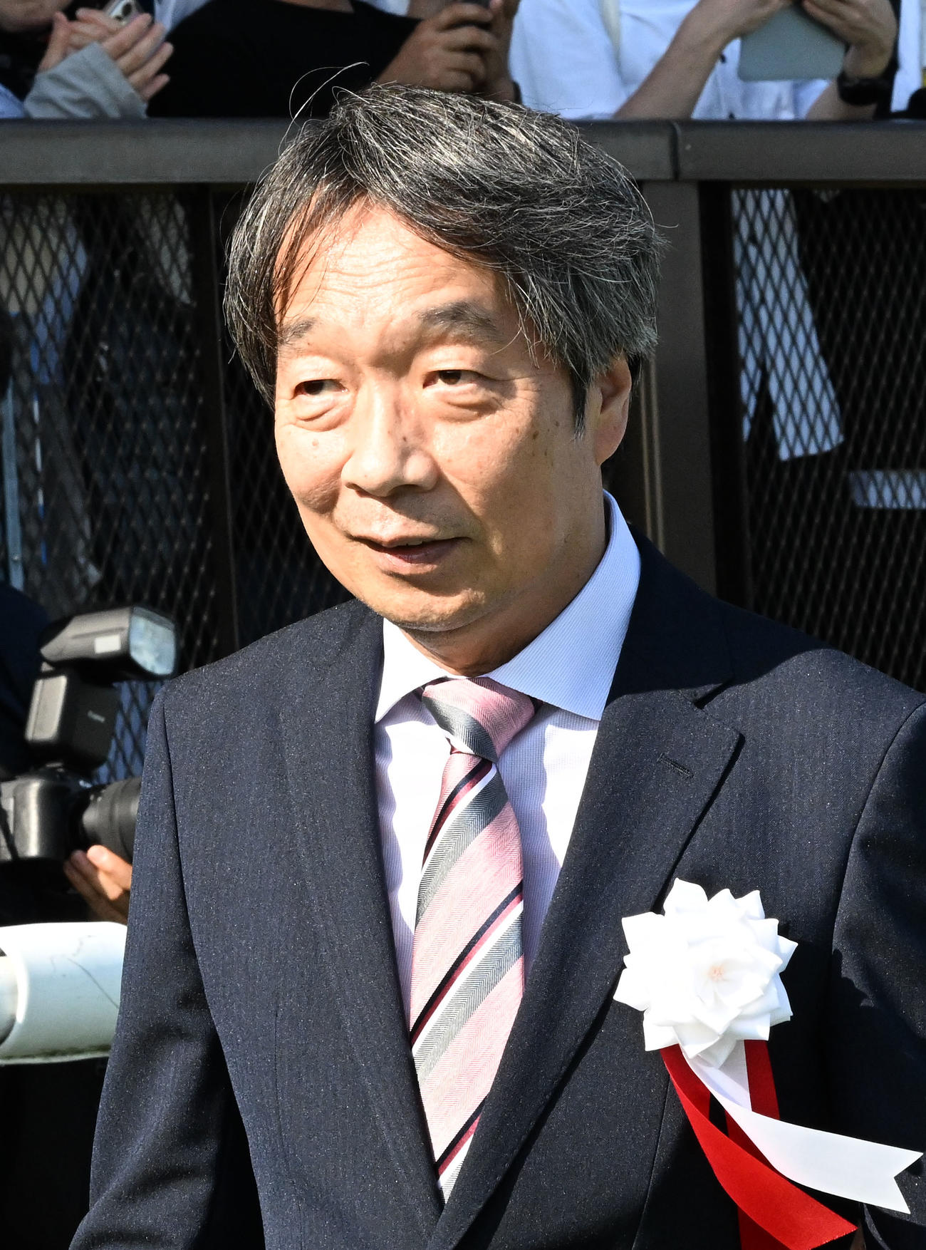 府中牝馬Sの表彰式でプレゼンターを務めた俳優の見栄晴（撮影・千葉一成）