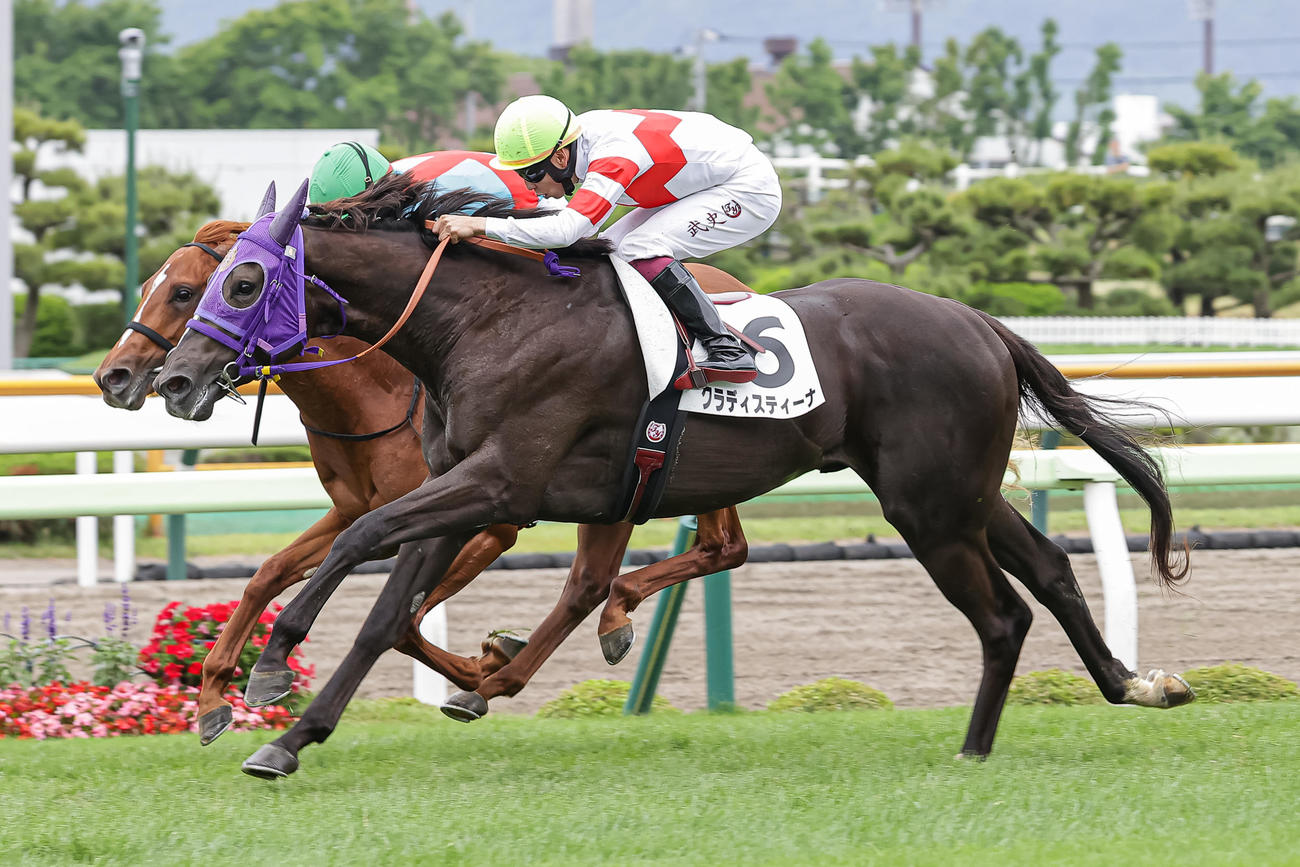 函館5R、デビュー戦を制したクラディスティーナと横山武騎手（右）（撮影・村野早祐）