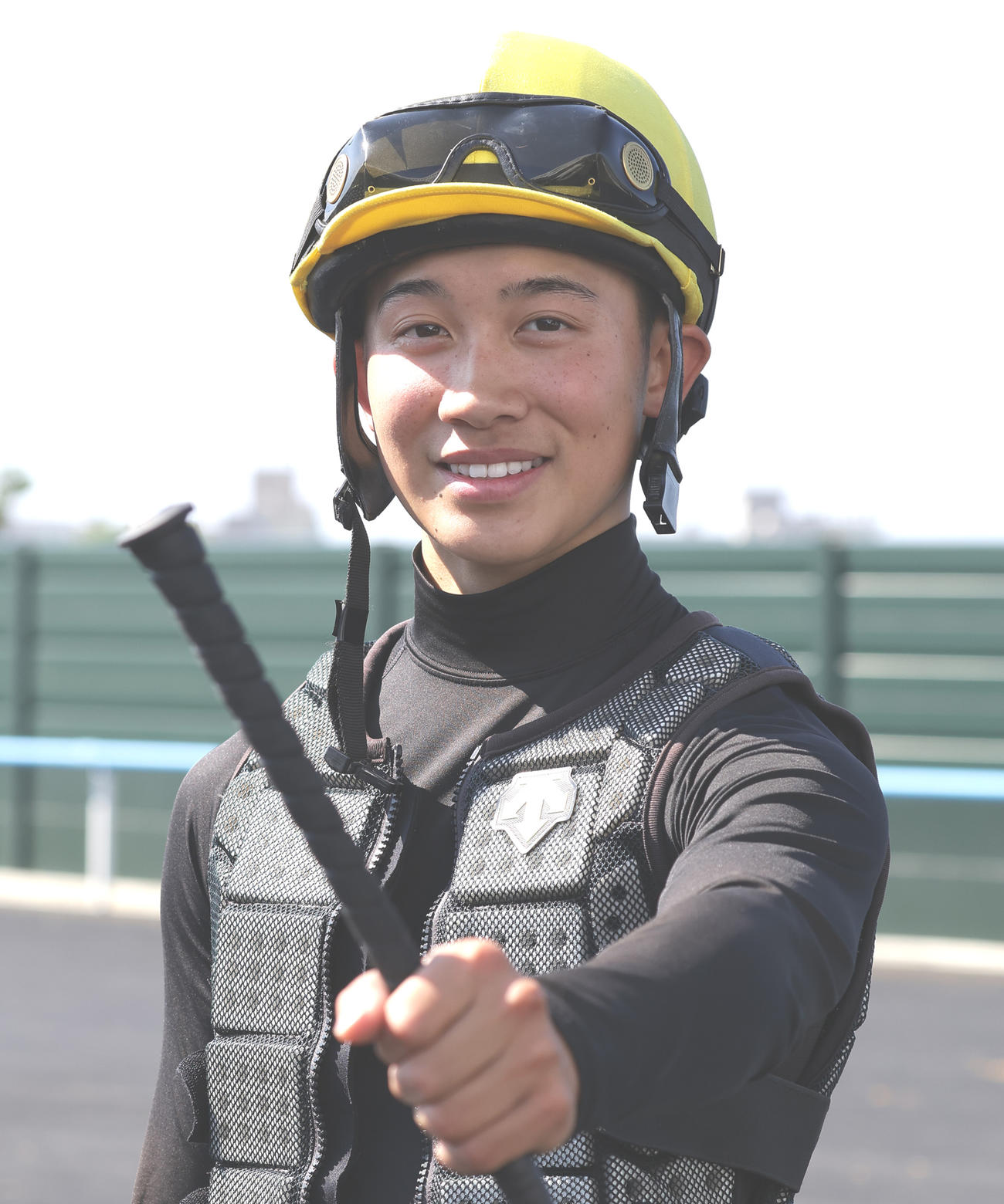 函館競馬場で調教騎乗に励む舟山瑠泉騎手