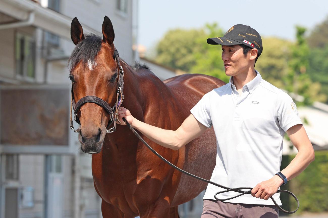 サトノグランツの横で笑顔の大江祐輔調教助手（2023年5月18日撮影）