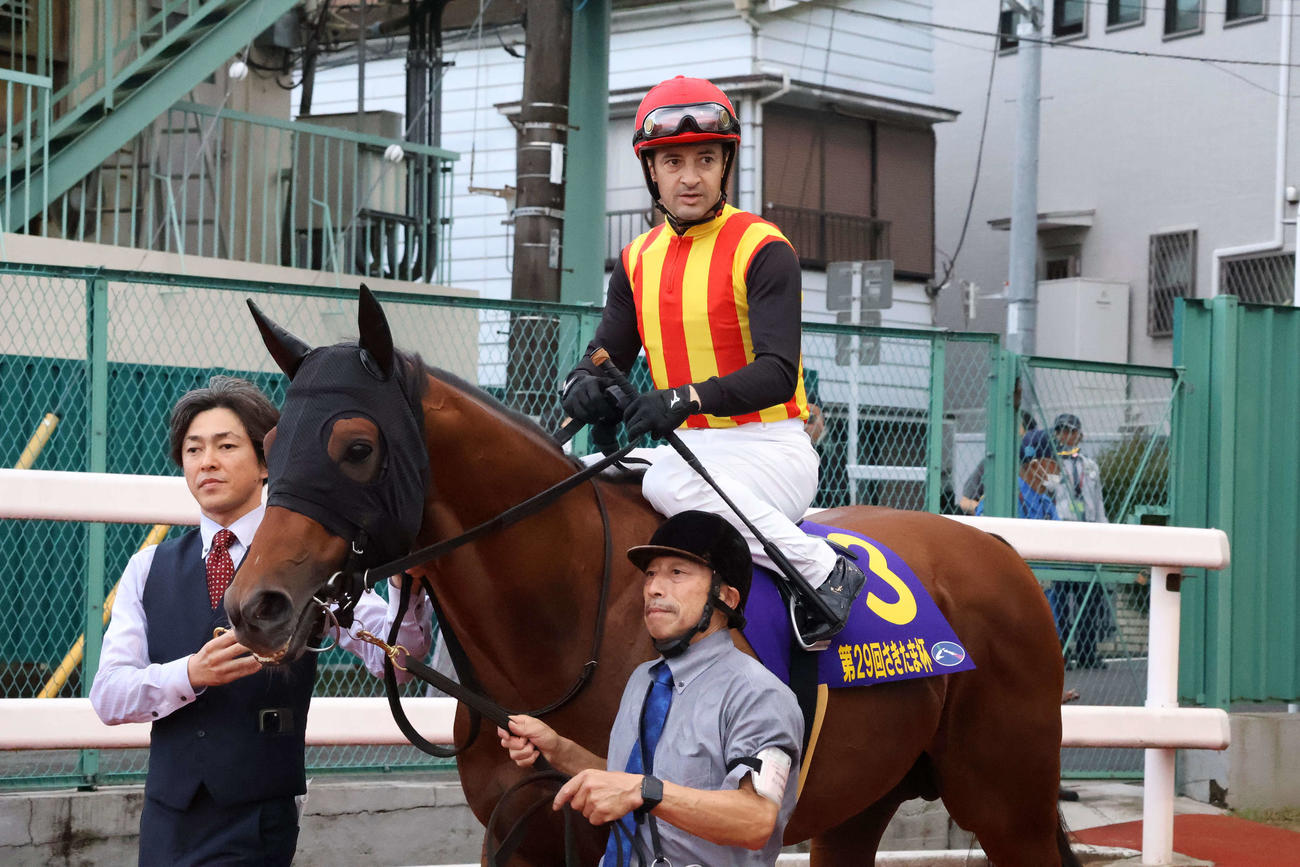 本馬場に向かうコスタノヴァとC・ルメール騎手