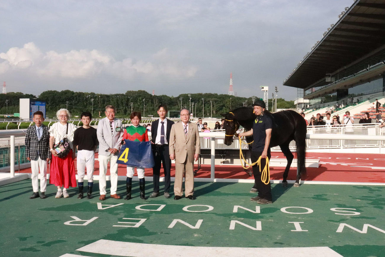 年間100勝を達成した小牧太騎手（右から4人目）