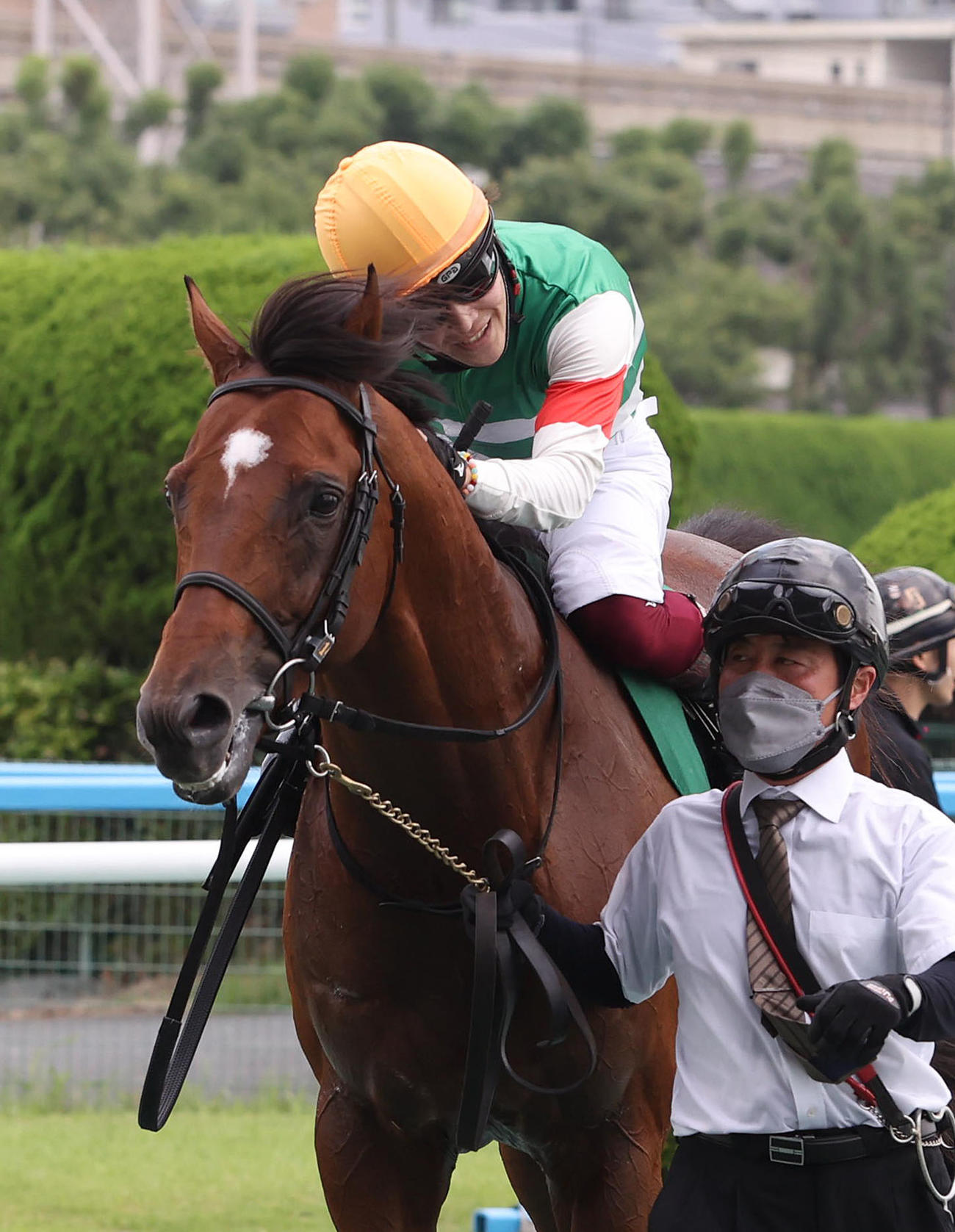 中京記念を制したベレヌスをねぎらう西村淳也騎手（2022年7月撮影）