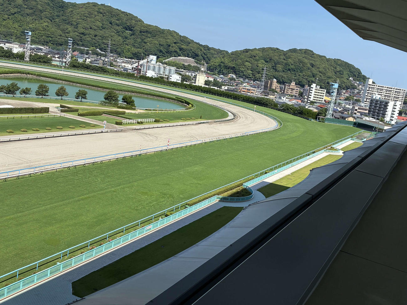 小倉競馬場芝コース直線（撮影・明神理浩）