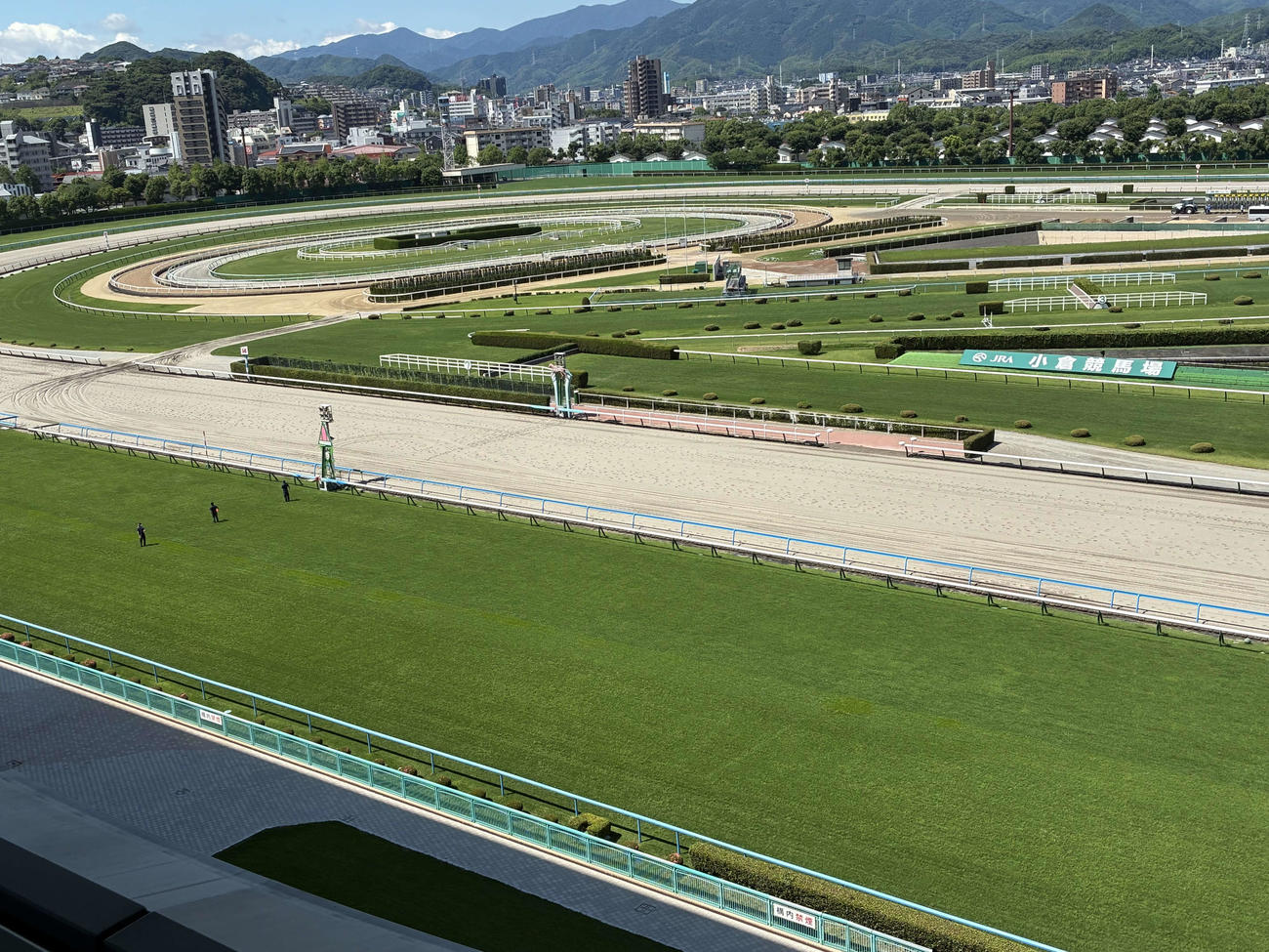 小倉競馬場芝コースゴール付近（撮影・明神理浩）