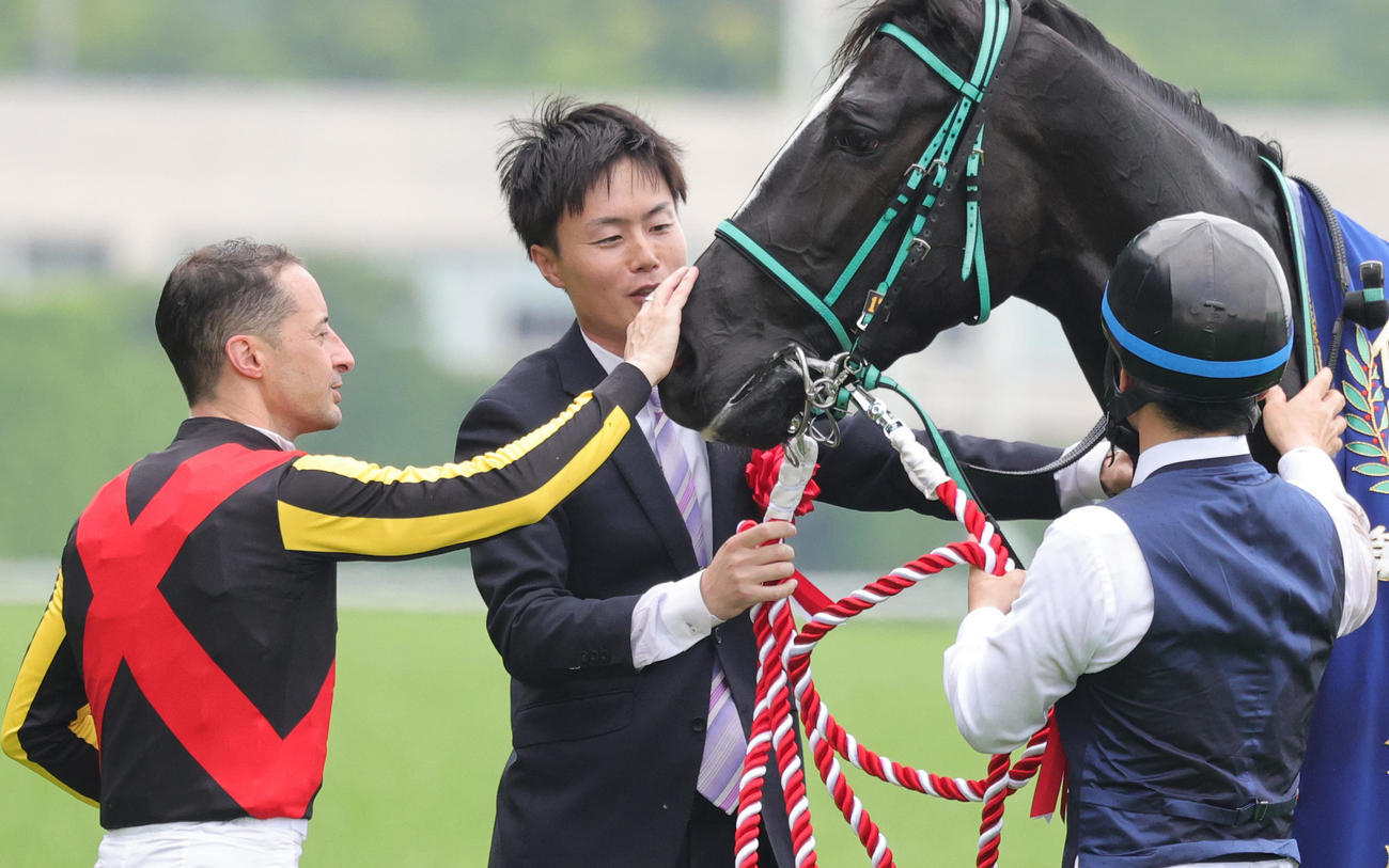 アスコリピチェーノの顔をなでてねぎらうルメール騎手