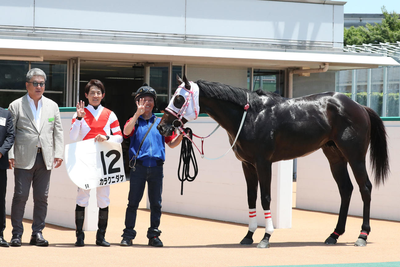 小倉5R、新馬戦を制し口取りに並ぶカラクニダケと幸騎手（撮影・梅根麻紀）