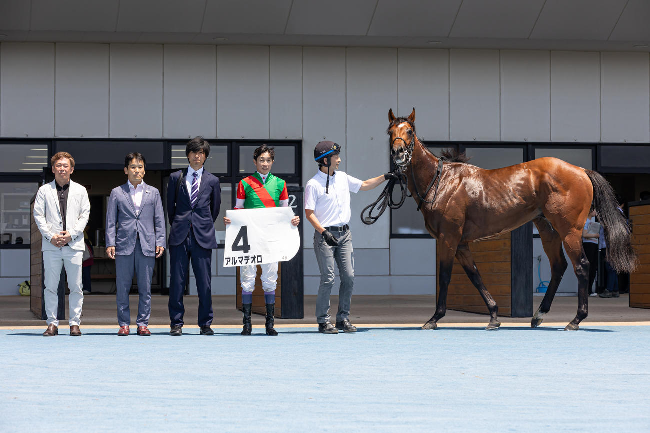 函館4R、3歳未勝利戦を制し口取りに並ぶアルマデオロと武豊騎手（撮影・村野早祐）