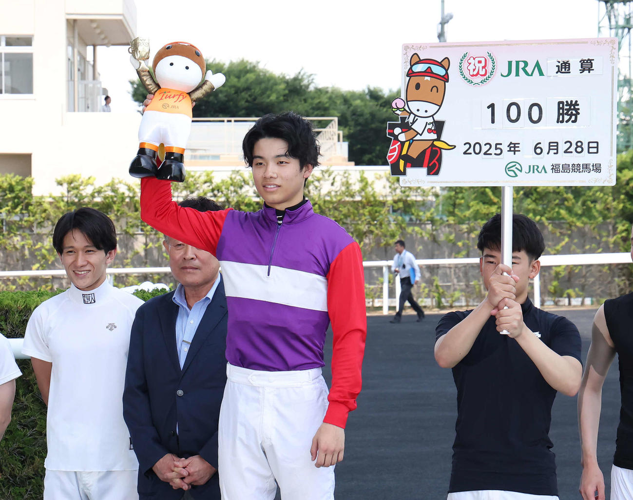 福島6R、2歳新馬戦をセイカミナミホリエで制しJRA通算100勝を達成した横山琉騎手（撮影・丹羽敏通）