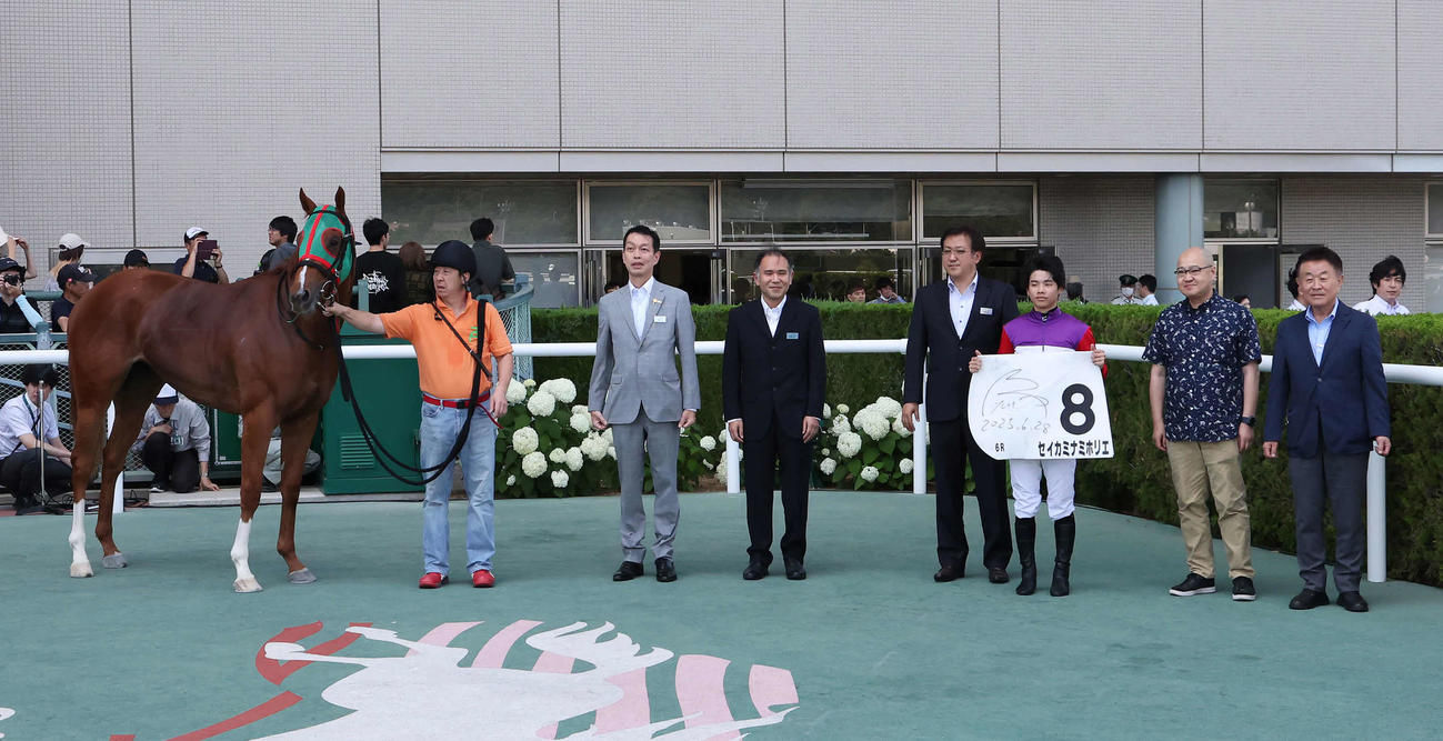 福島6R、2歳新馬戦を制したセイカミナミホリエの口取りをする横山琉騎手と相沢師（撮影・丹羽敏通）