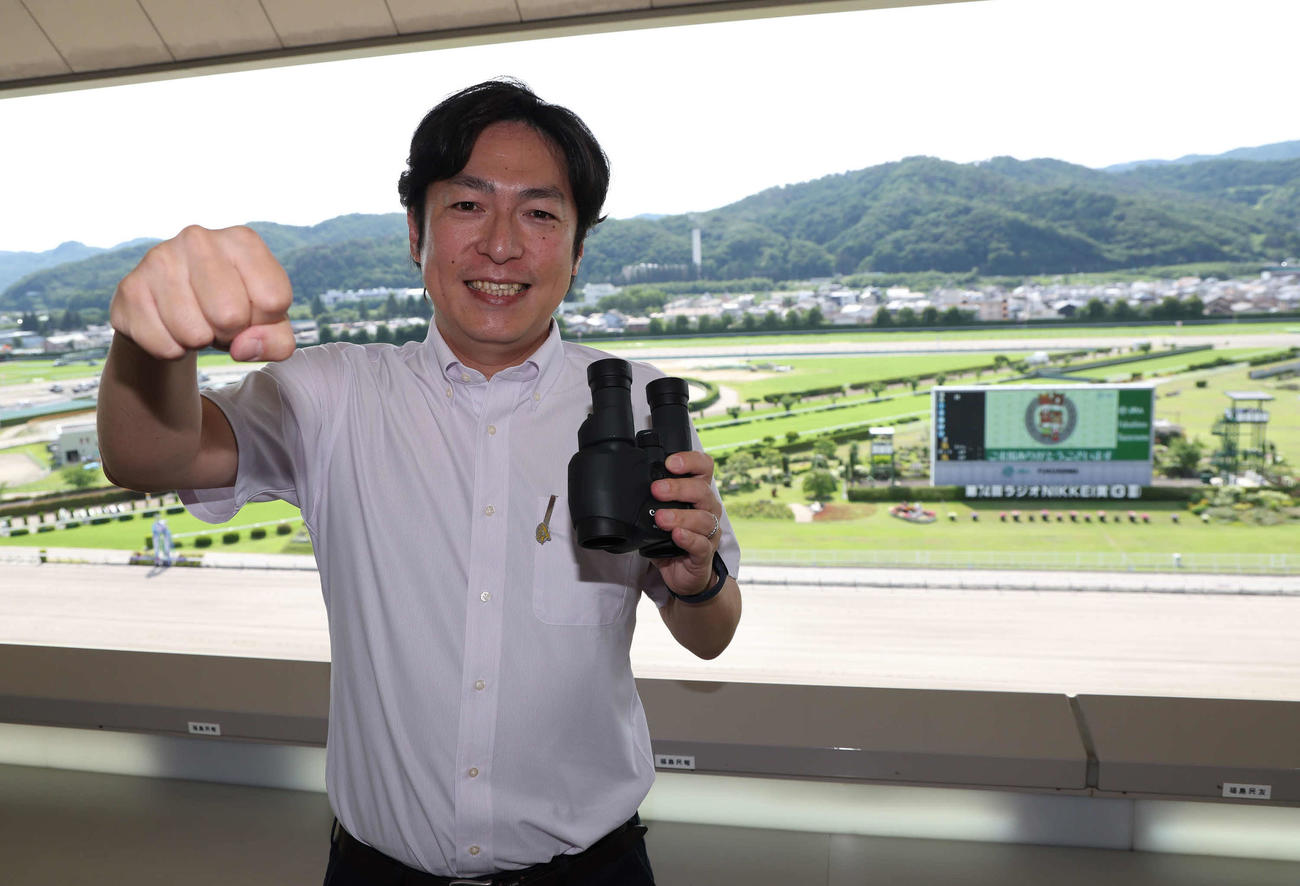 「実況も予想も頑張るぞ！」気合いが入るラジオNIKKEIの小塚アナ（撮影・丹羽敏通）