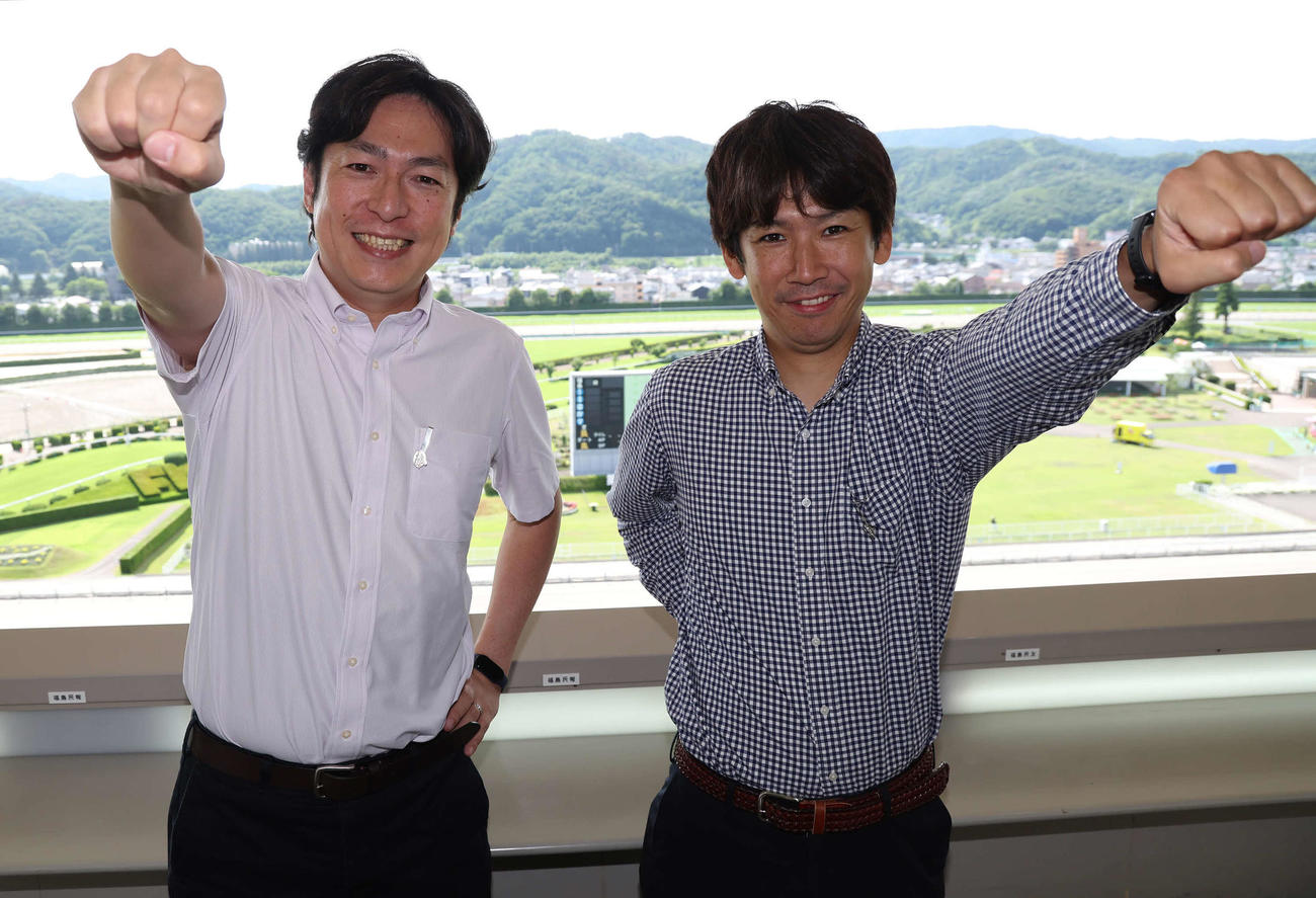 ポーズを決めるラジオNIKKEIの小塚アナ（左）と本紙井上記者（撮影・丹羽敏通）