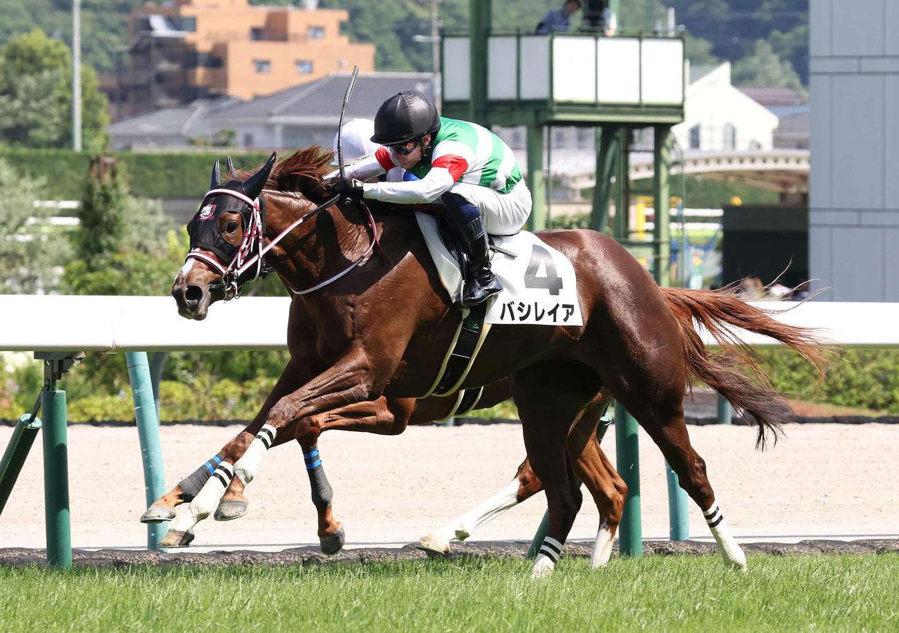 3歳未勝利戦を制したバシレイアと武藤騎手（撮影・丹羽敏通）
