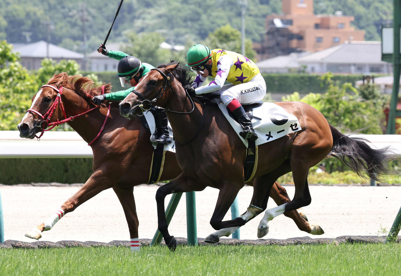 2歳新馬戦を制したメーゼと菊沢騎手（手前）。奥は2着イイクニパッション（撮影・丹羽敏通）