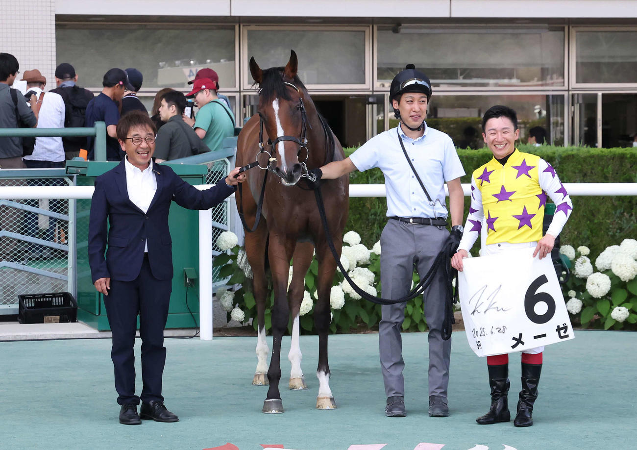 福島5R、2歳新馬戦を制したメーゼの口取りをする菊沢師と菊沢騎手（撮影・丹羽敏通）