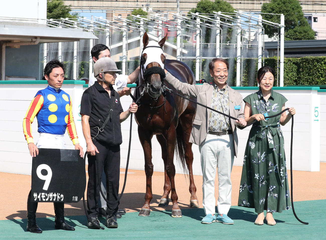 博多Sを制したサイモンザナドゥと口取りをする川田騎手（左端）（撮影・梅根麻紀）