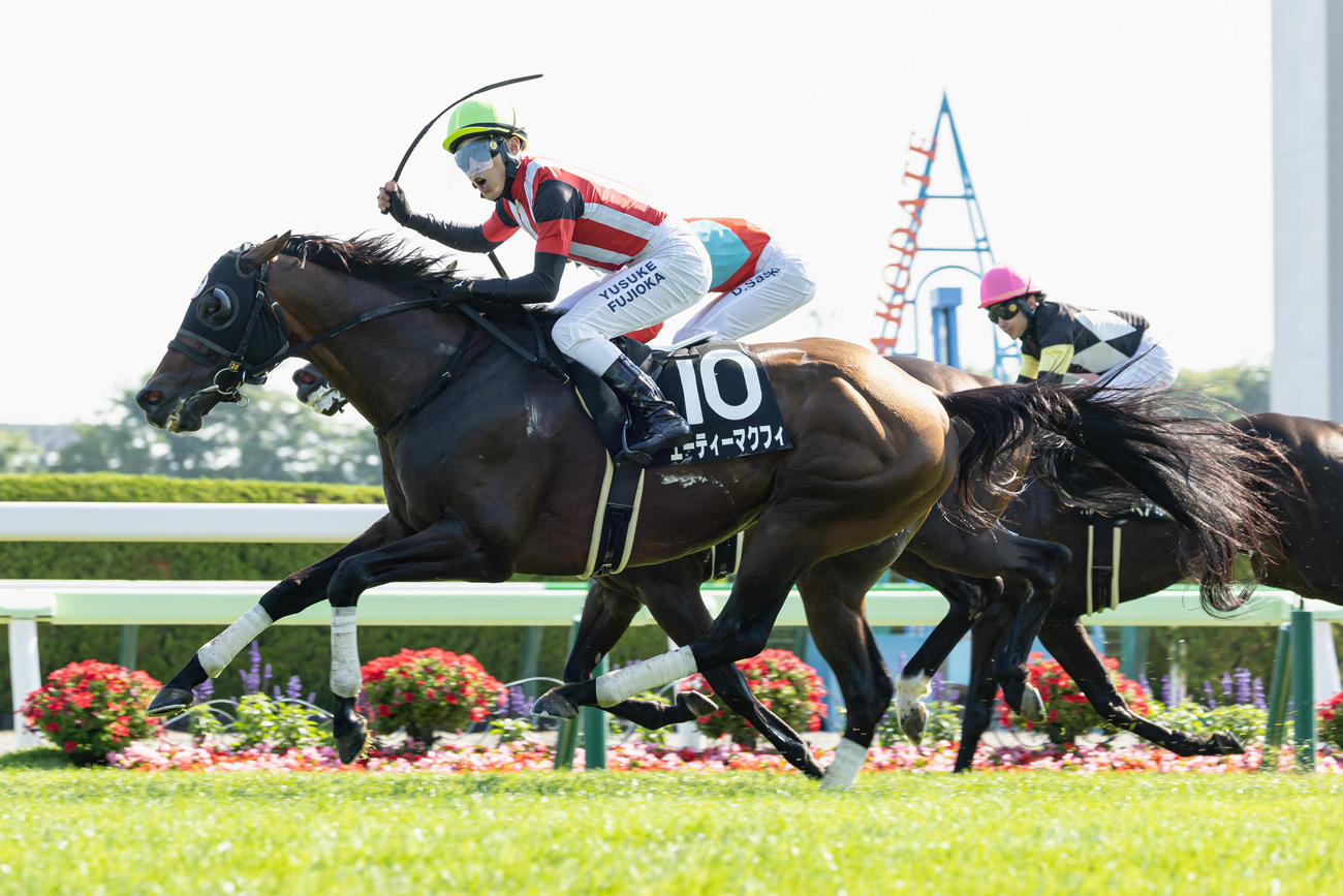 函館11R、青函Sを制したエーティーマクフィと藤岡騎手（撮影・村野早祐）