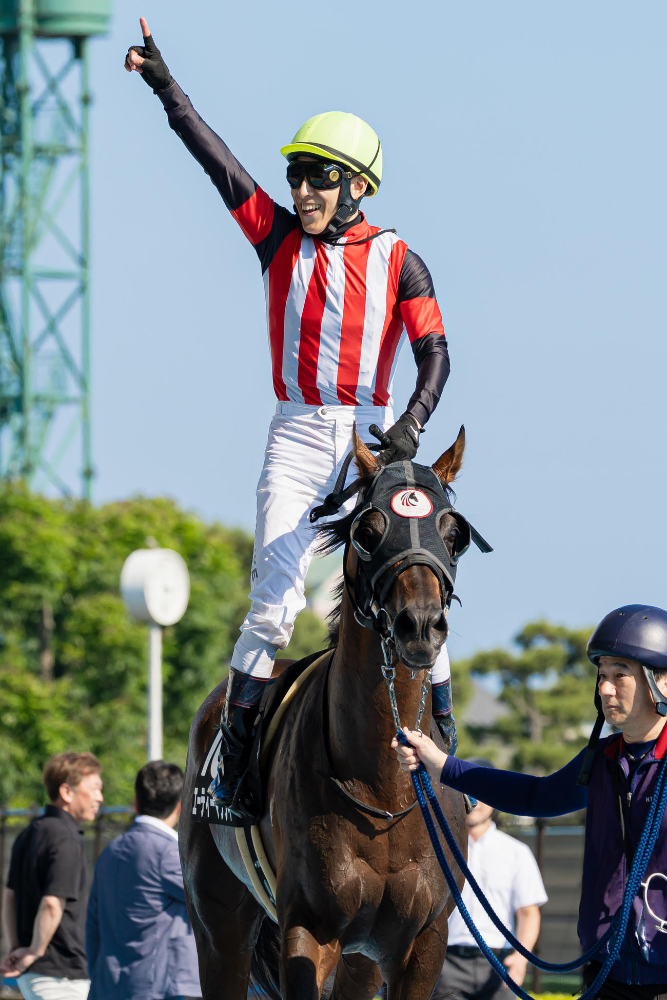 函館11R、青函Sを制したエーティーマクフィと藤岡騎手（撮影・村野早祐）