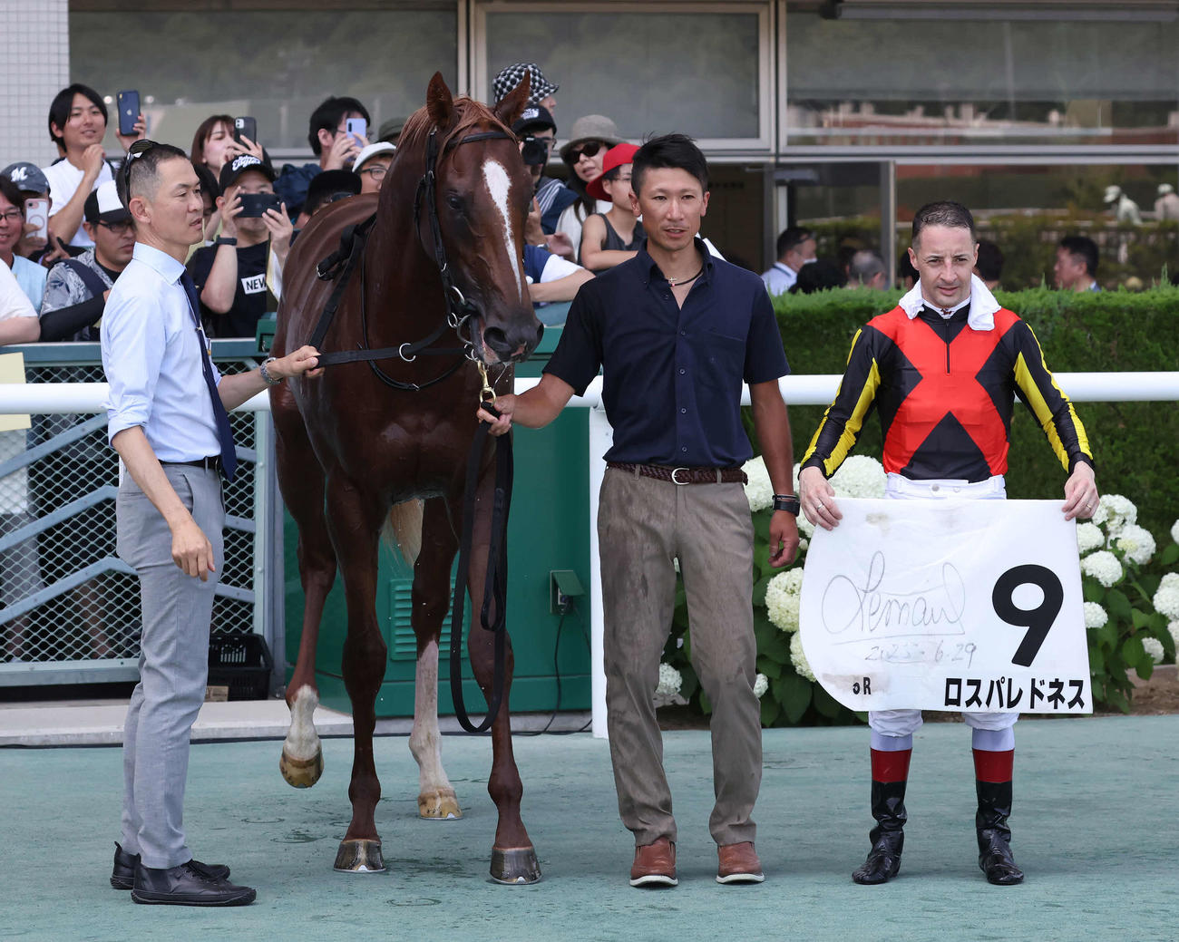 福島5R新馬戦を制したロスパレドネスの口取りをする木村師とルメール騎手（撮影・丹羽敏通）
