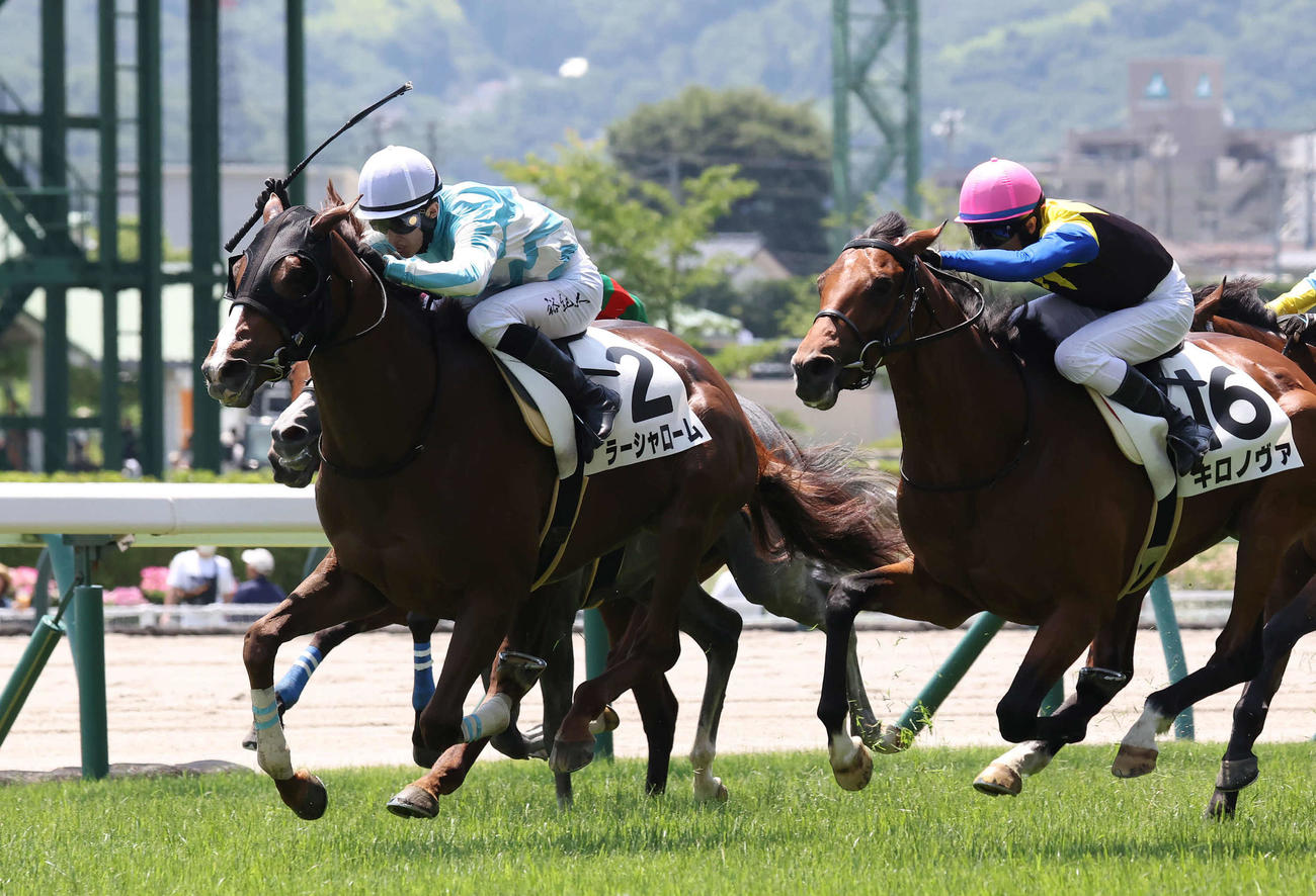 単勝11番人気で1着のラーシャローム。右は12番人気2着のキロノヴァ（撮影・丹羽敏通）