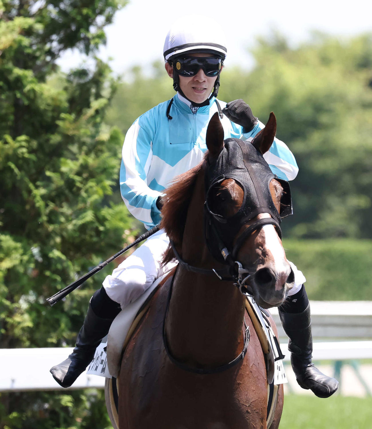 福島2R、3歳未勝利戦をラーシャロームで制してガッツポーズを決める石川騎手（撮影・丹羽敏通）