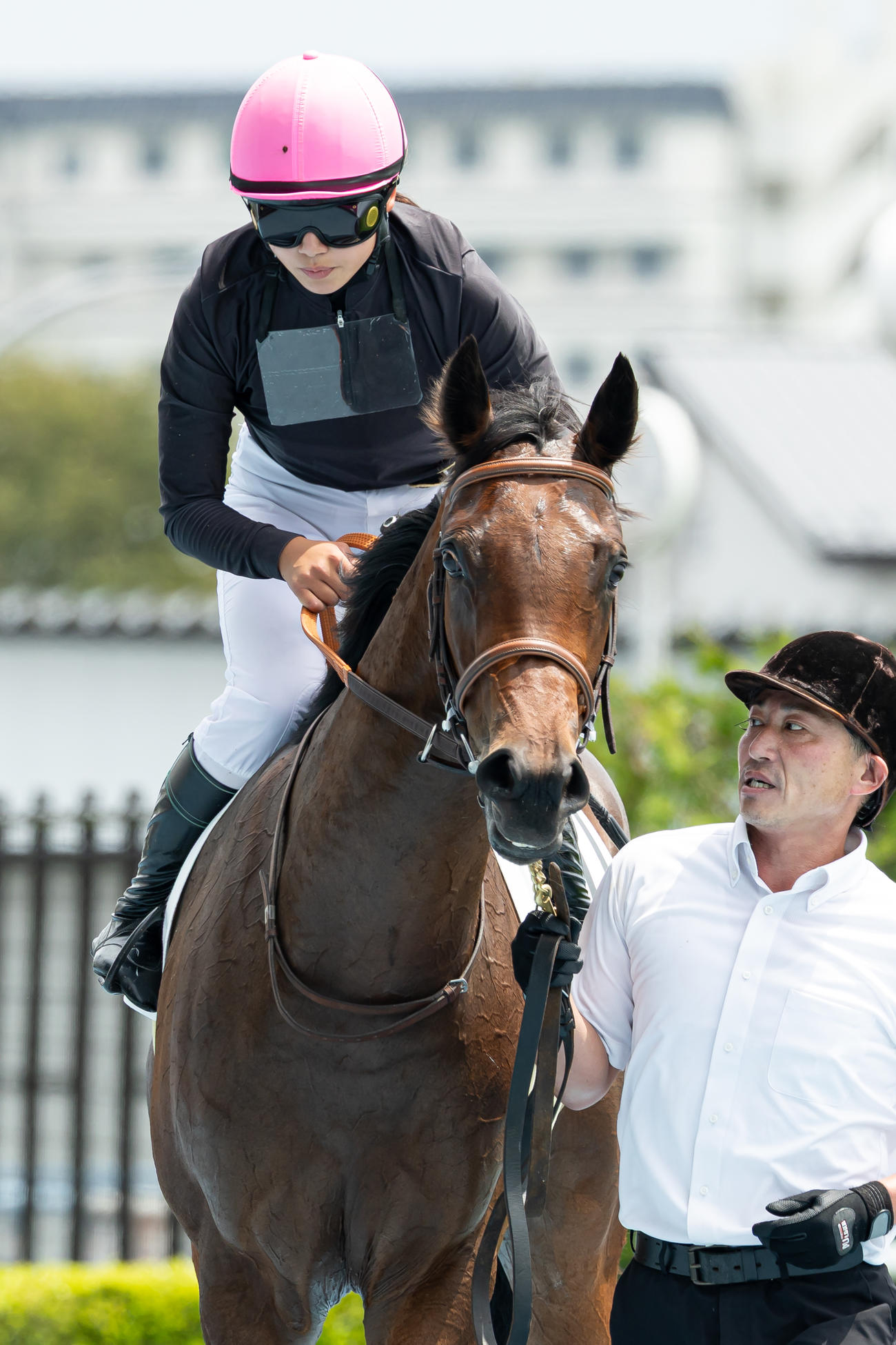 函館5R、デビュー戦を制したエスカレイトと小林美騎手（撮影・村野早祐）