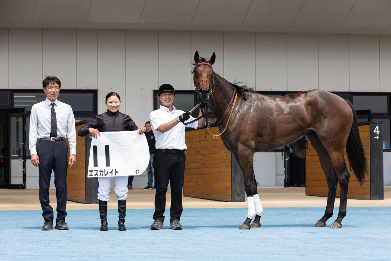 函館5R、デビュー戦を制したエスカレイトと小林美騎手（撮影・村野早祐）