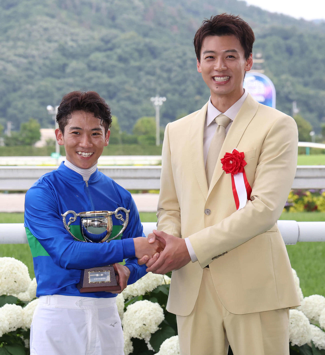 ラジオNIKKEI賞を制してプレゼンターの竹内涼真と写真に納まる荻野極騎手（撮影・丹羽敏通）