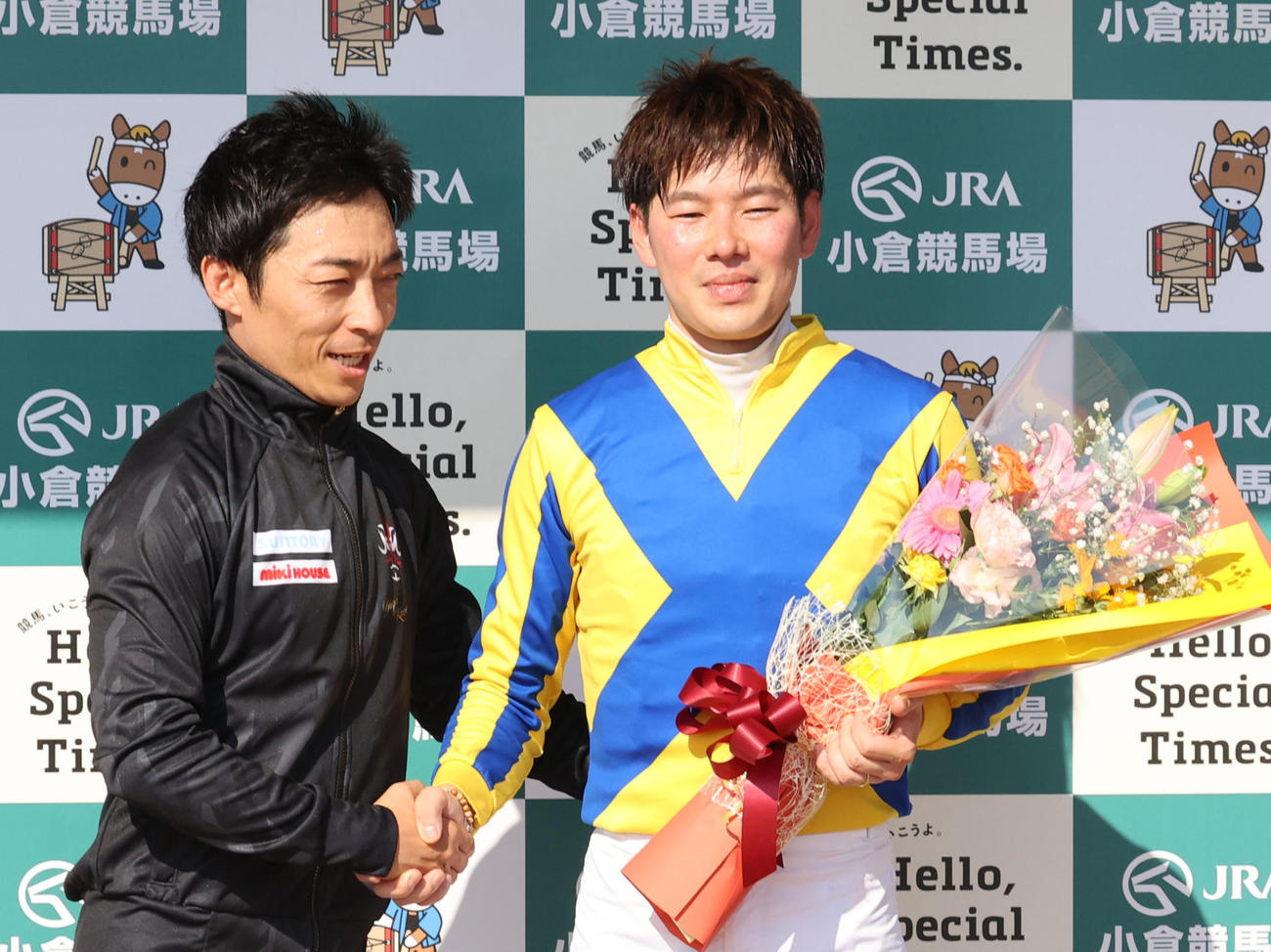 小倉競馬場での騎乗を終えた水口騎手は川田騎手から花束を贈られる（撮影・梅根麻紀）