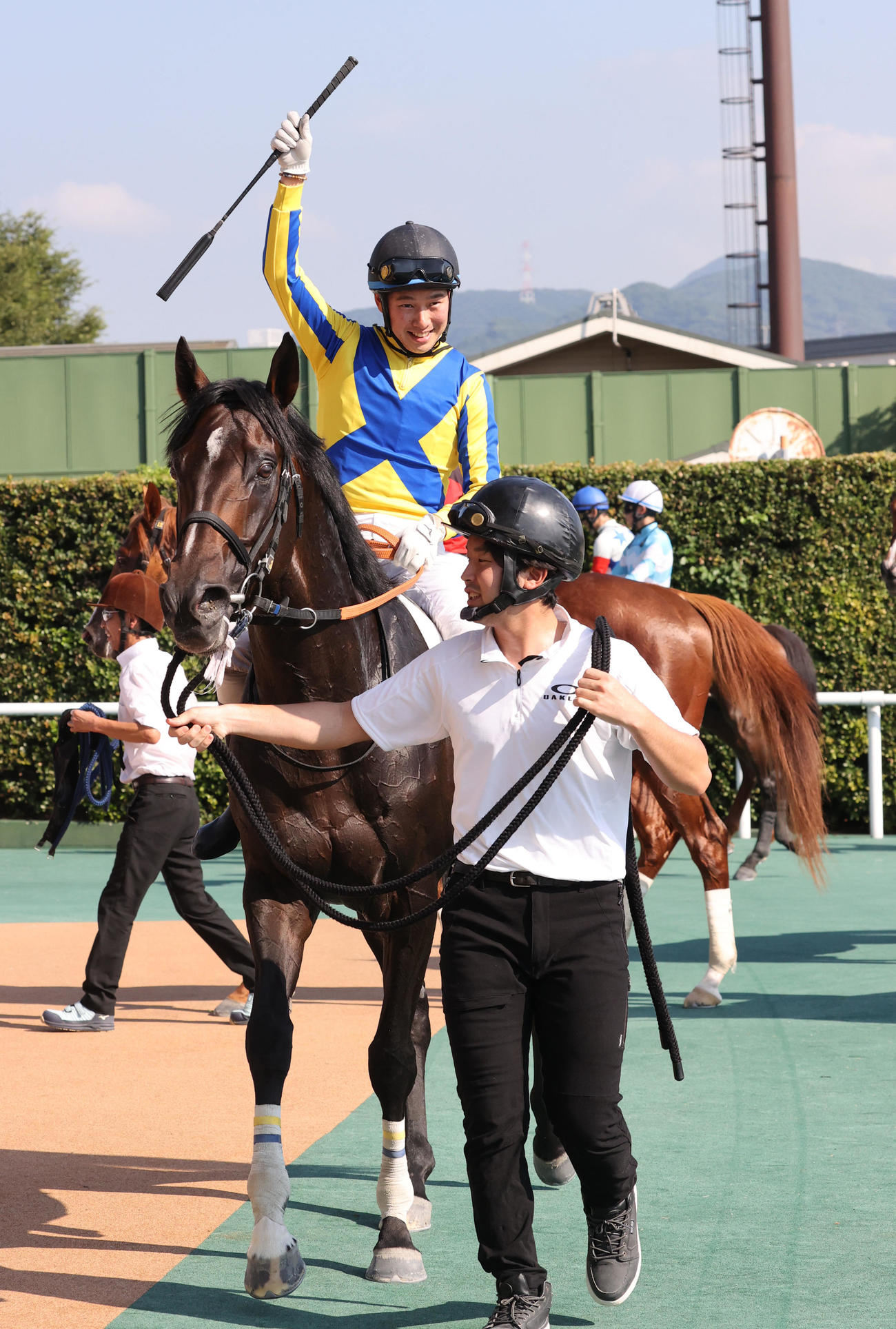 小倉競馬場での騎乗を終えた水口騎手はファンに手を振る（撮影・梅根麻紀）