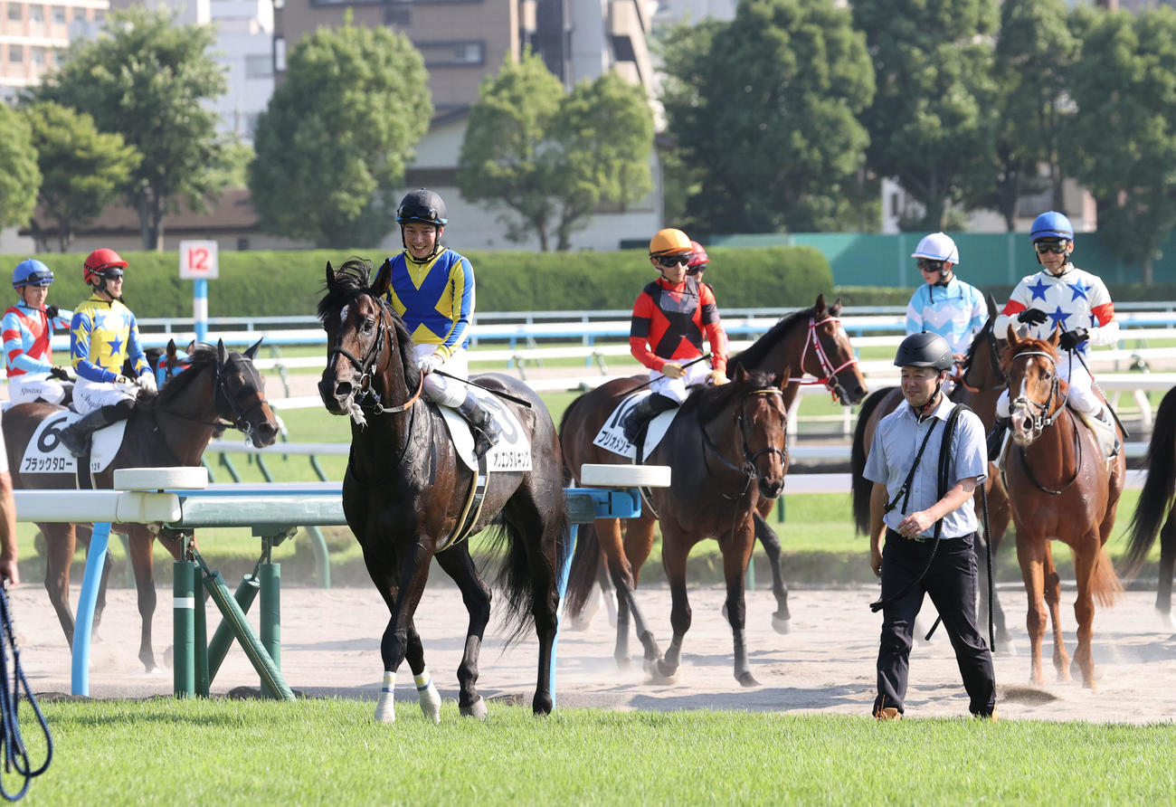 小倉競馬場での騎乗を終えた水口騎手とオリエンタルキング（中央左）（撮影・梅根麻紀）