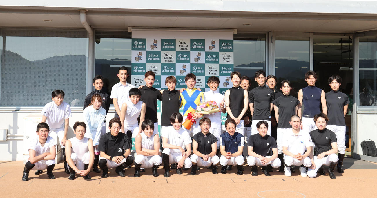 小倉競馬場での騎乗を終えた水口騎手は仲間と記念撮影に納まる（撮影・梅根麻紀）