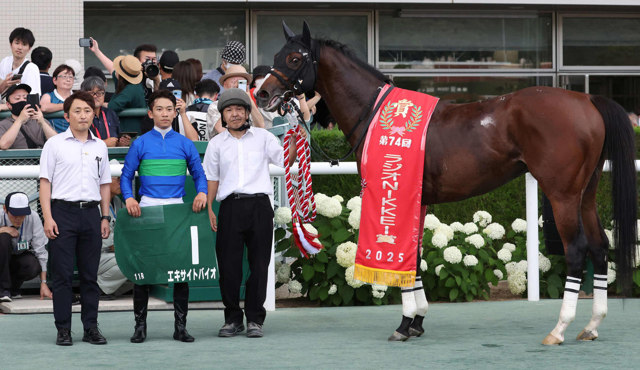 エキサイトバイオでラジオNIKKEI賞を制し口取りに臨む今野師（左）と荻野極騎手（撮影・丹羽敏通）